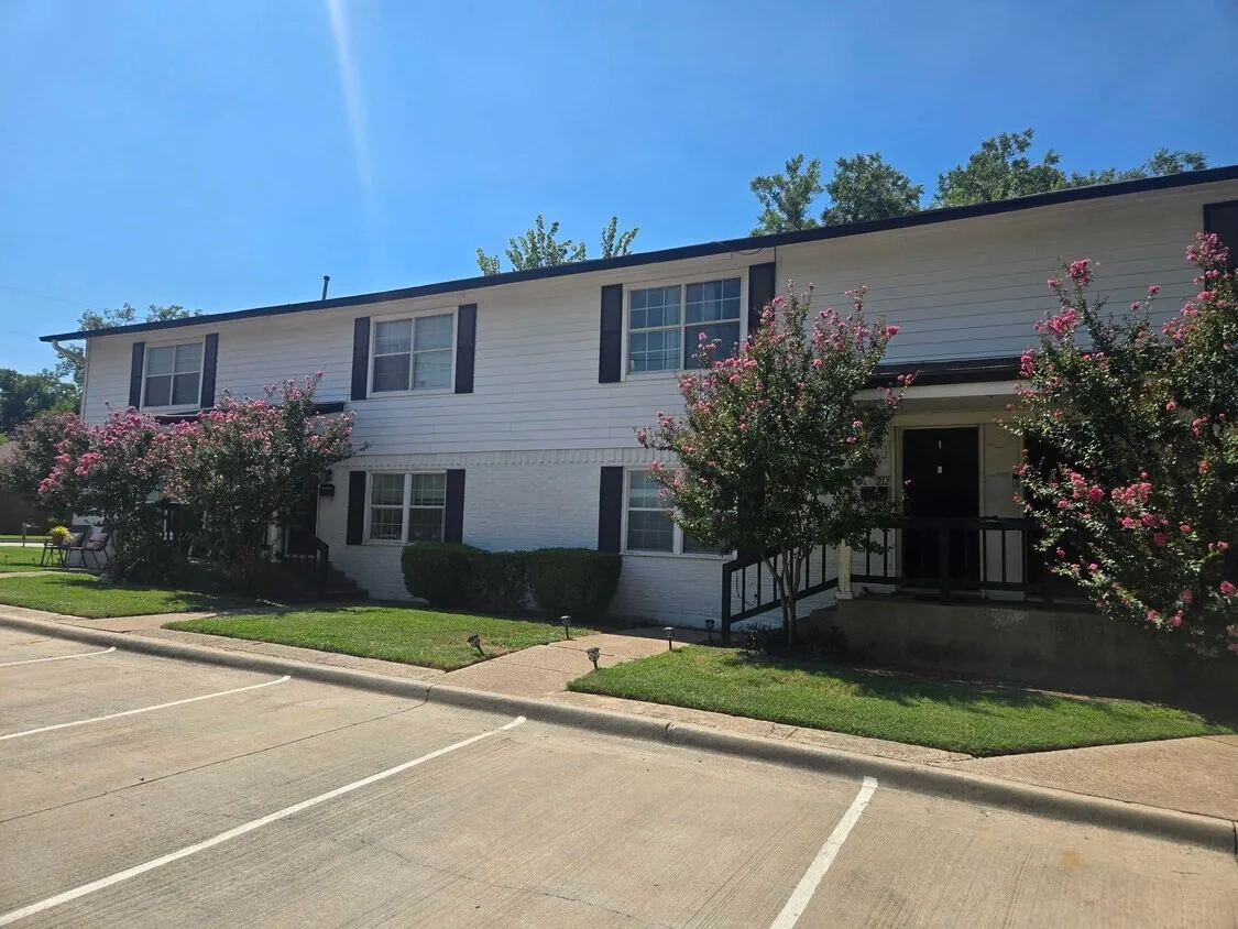 Quadruplex For Sale in Tarrant County , 210 Austin Street, Grapevine, Texas 76051, 8 Bedroom, 4 Bathroom, Garage spaces, 0 Sqft, built in 1965, Preowned, mls#21060884, Real Estate Agent in Grapevine, Homes For Sale in Tarrant county, Homes For Sale in Grapevine, Realtor in Grapevine Texas, Real Estate Brokerage Independent Realty Texas, Luminita Cordes Realtor