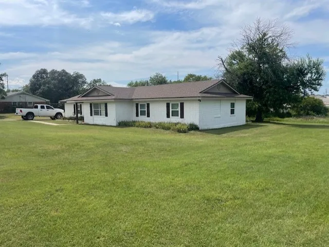 Ranch-style house featuring a front lawn