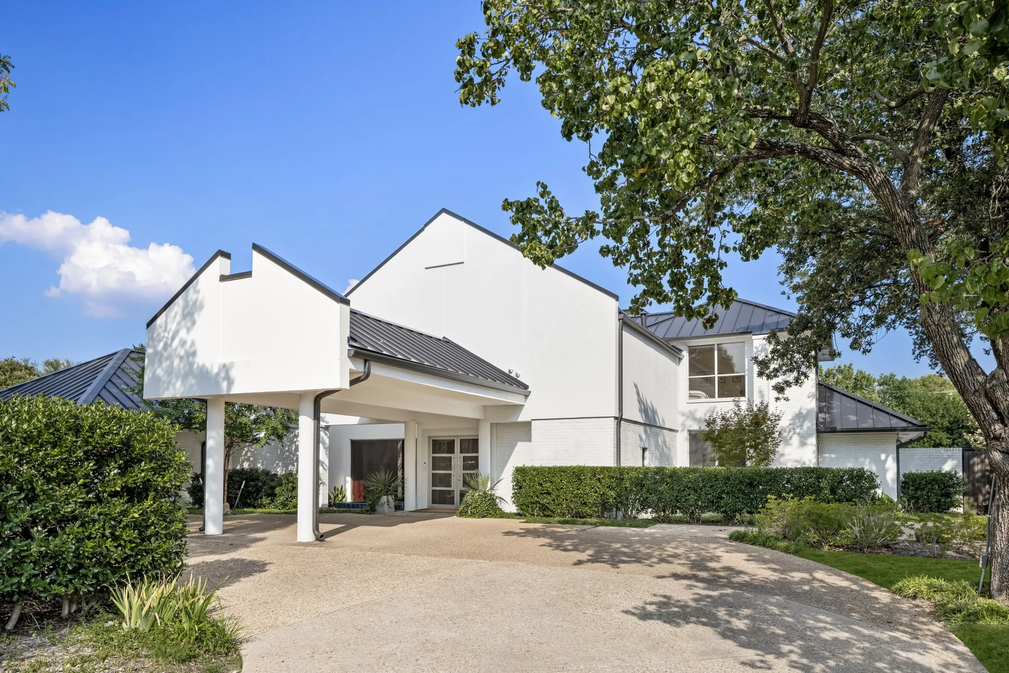 Single Family Residence For Sale in Dallas County , 6018 Rose Grove Court, Dallas, Texas 75248, 5 Bedroom, 7 Bathroom, 3 Garage spaces, 6,494 Sqft, built in 1988, Preowned, mls#21062283, Real Estate Agent in Dallas, Homes For Sale in Dallas county, Homes For Sale in Dallas, Realtor in Dallas Texas, Real Estate Brokerage Independent Realty Texas, Luminita Cordes Realtor