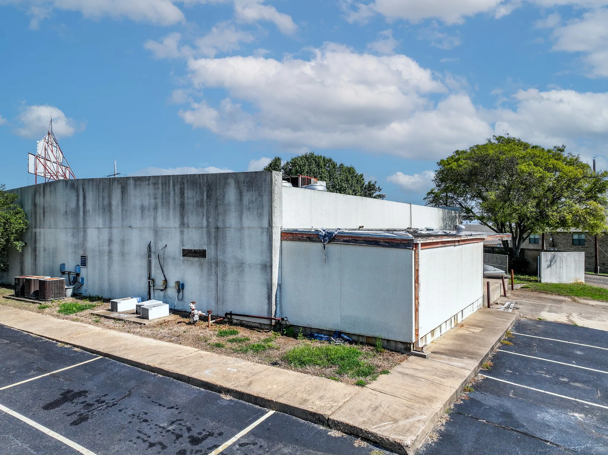 Retail For Sale in Titus County , 108 E Burton Road, Mt Pleasant, Texas 75455, 0, 0, Garage spaces, 0 Sqft, built in 1975, Preowned, mls#21062802, Real Estate Agent in Mt Pleasant, Homes For Sale in Titus county, Homes For Sale in Mt Pleasant, Realtor in Mt Pleasant Texas, Real Estate Brokerage Independent Realty Texas, Luminita Cordes Realtor