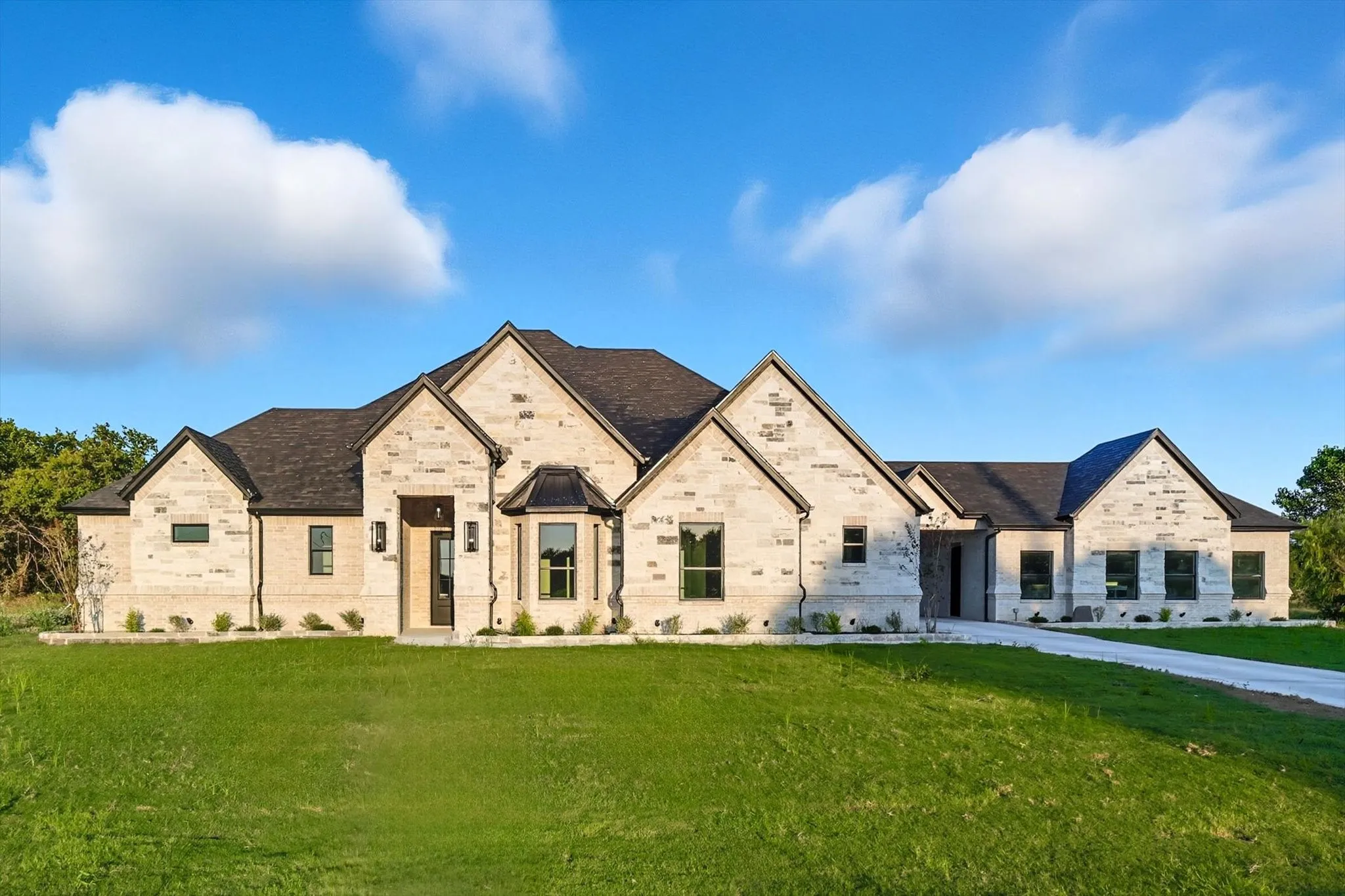 Single Family Residence For Sale in Parker County , 2061 Glenhollow Drive, Weatherford, Texas 76088, 5 Bedroom, 3 Bathroom, 3 Garage spaces, 3,131 Sqft, built in 2025, New Construction - Complete, mls#21062590, Real Estate Agent in Weatherford, Homes For Sale in Parker county, Homes For Sale in Weatherford, Realtor in Weatherford Texas, Real Estate Brokerage Independent Realty Texas, Luminita Cordes Realtor