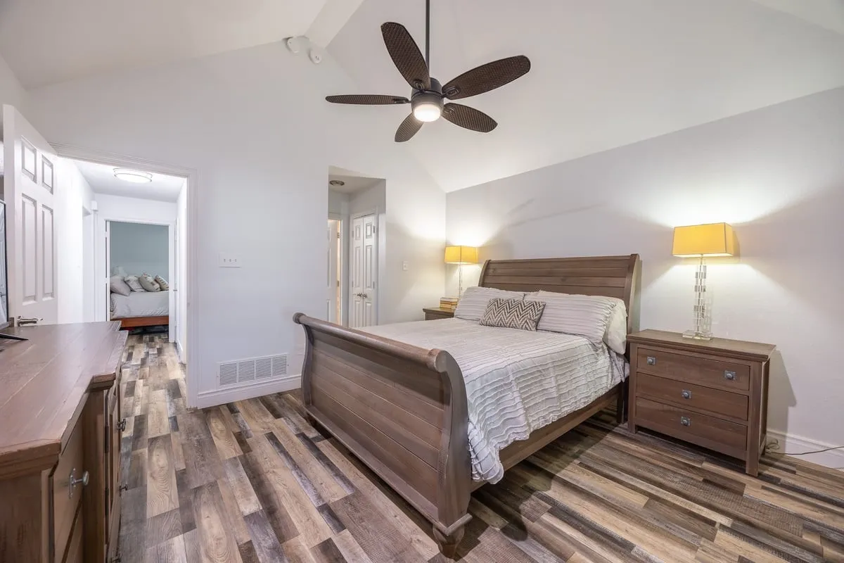 Main House Guest bedroom 1 with en-suite bath.