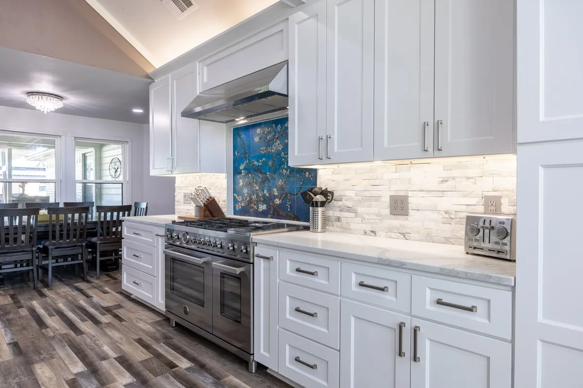 Main House: Large gas double oven and stove top.