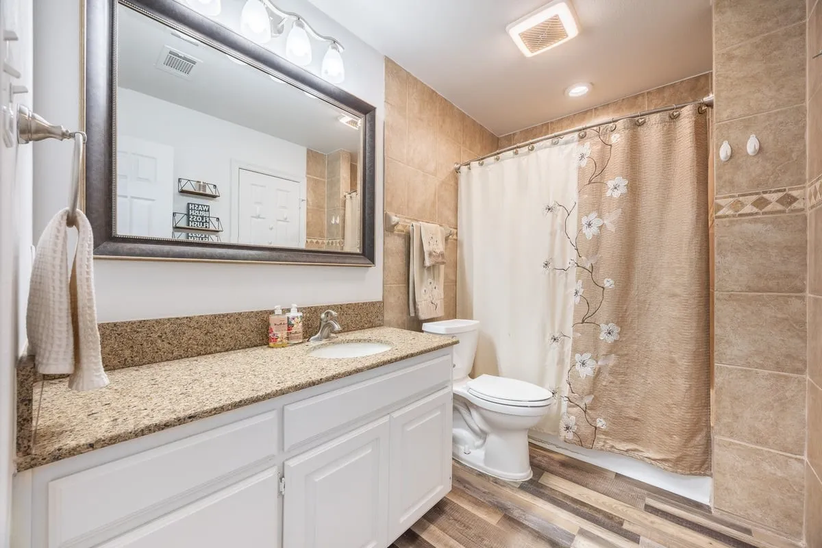 Main House: Guest bathroom with access from bedroom 1.