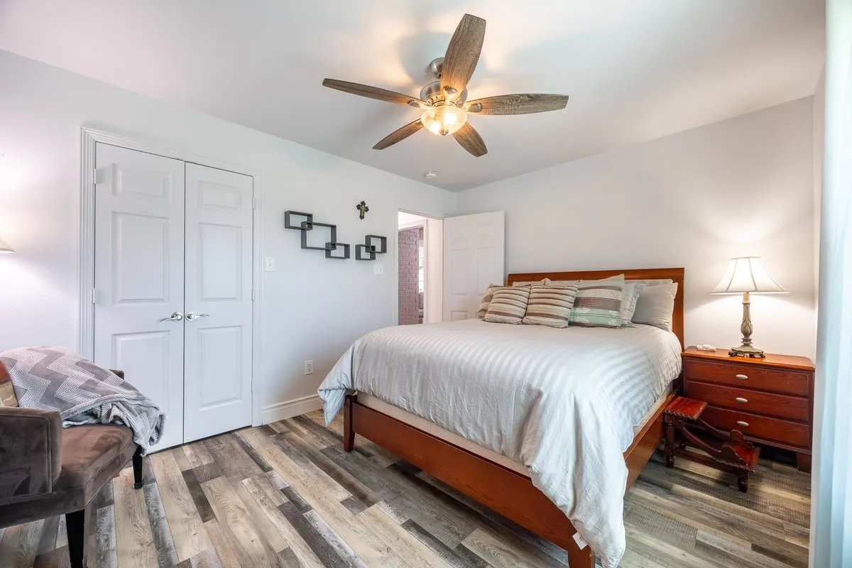 Main House: Bedroom 2.