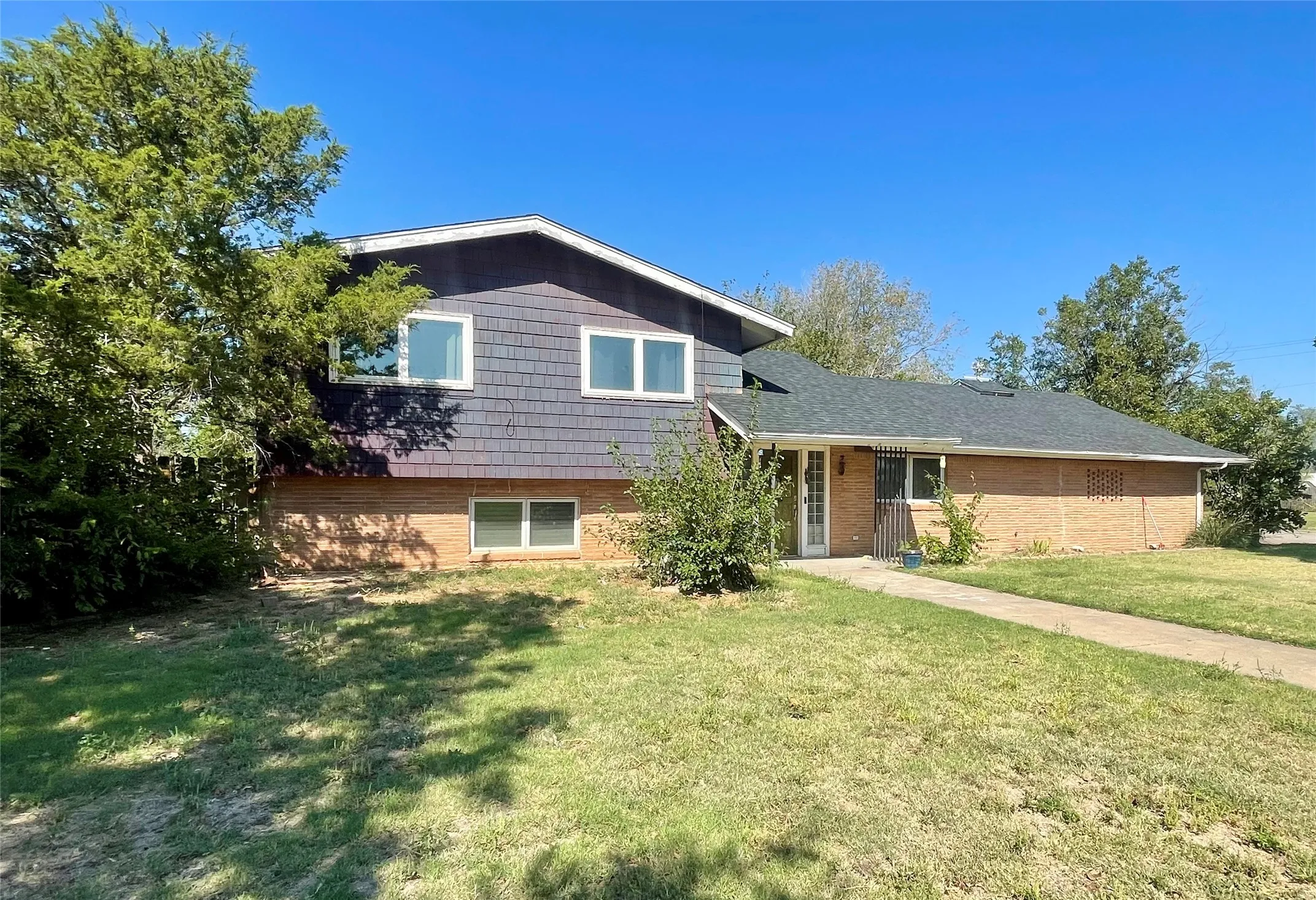 Single Family Residence For Sale in Hardeman County , 500 Green Street, Quanah, Texas 79252, 3 Bedroom, 1 Bathroom, 2 Garage spaces, 2,224 Sqft, built in 1977, mls#21063586, Real Estate Agent in Quanah, Homes For Sale in Hardeman county, Homes For Sale in Quanah, Realtor in Quanah Texas, Real Estate Brokerage Independent Realty Texas, Luminita Cordes Realtor