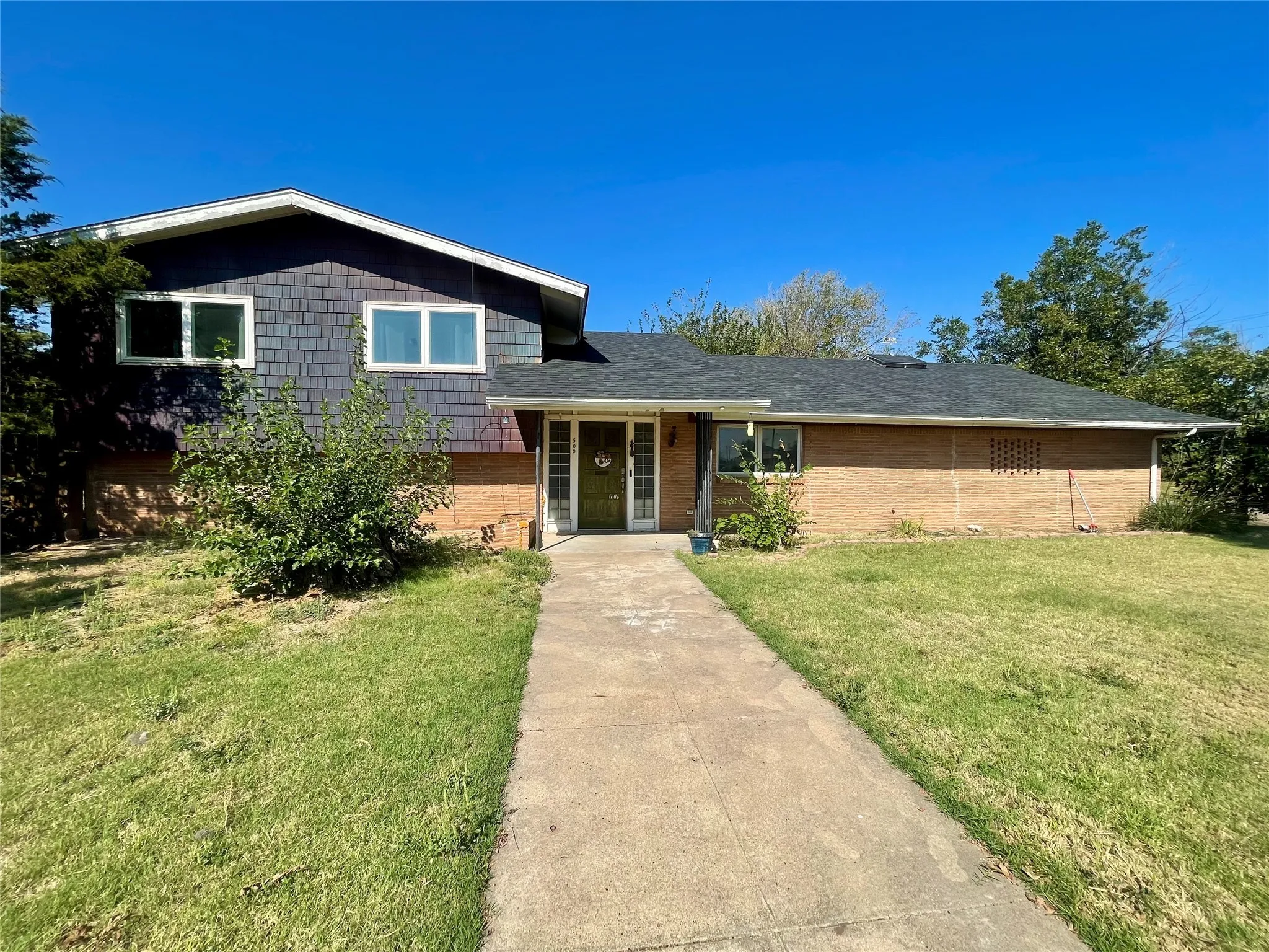 Single Family Residence For Sale in Hardeman County , 500 Green Street, Quanah, Texas 79252, 3 Bedroom, 1 Bathroom, 2 Garage spaces, 2,224 Sqft, built in 1977, mls#21063586, Real Estate Agent in Quanah, Homes For Sale in Hardeman county, Homes For Sale in Quanah, Realtor in Quanah Texas, Real Estate Brokerage Independent Realty Texas, Luminita Cordes Realtor