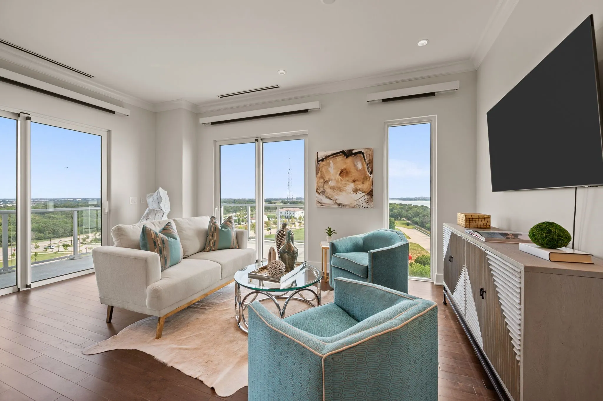 Living area featuring ornamental molding, dark wood-style flooring, a wall unit AC, and recessed lighting