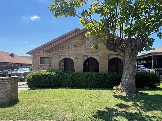 Single Family Residence For Sale in Tarrant County , 716 E Harvey Avenue, Fort Worth, Texas 76104, 3 Bedroom, 2 Bathroom, 2 Garage spaces, 1,348 Sqft, built in 1927, mls#21062596, Real Estate Agent in Fort Worth, Homes For Sale in Tarrant county, Homes For Sale in Fort Worth, Realtor in Fort Worth Texas, Real Estate Brokerage Independent Realty Texas, Luminita Cordes Realtor