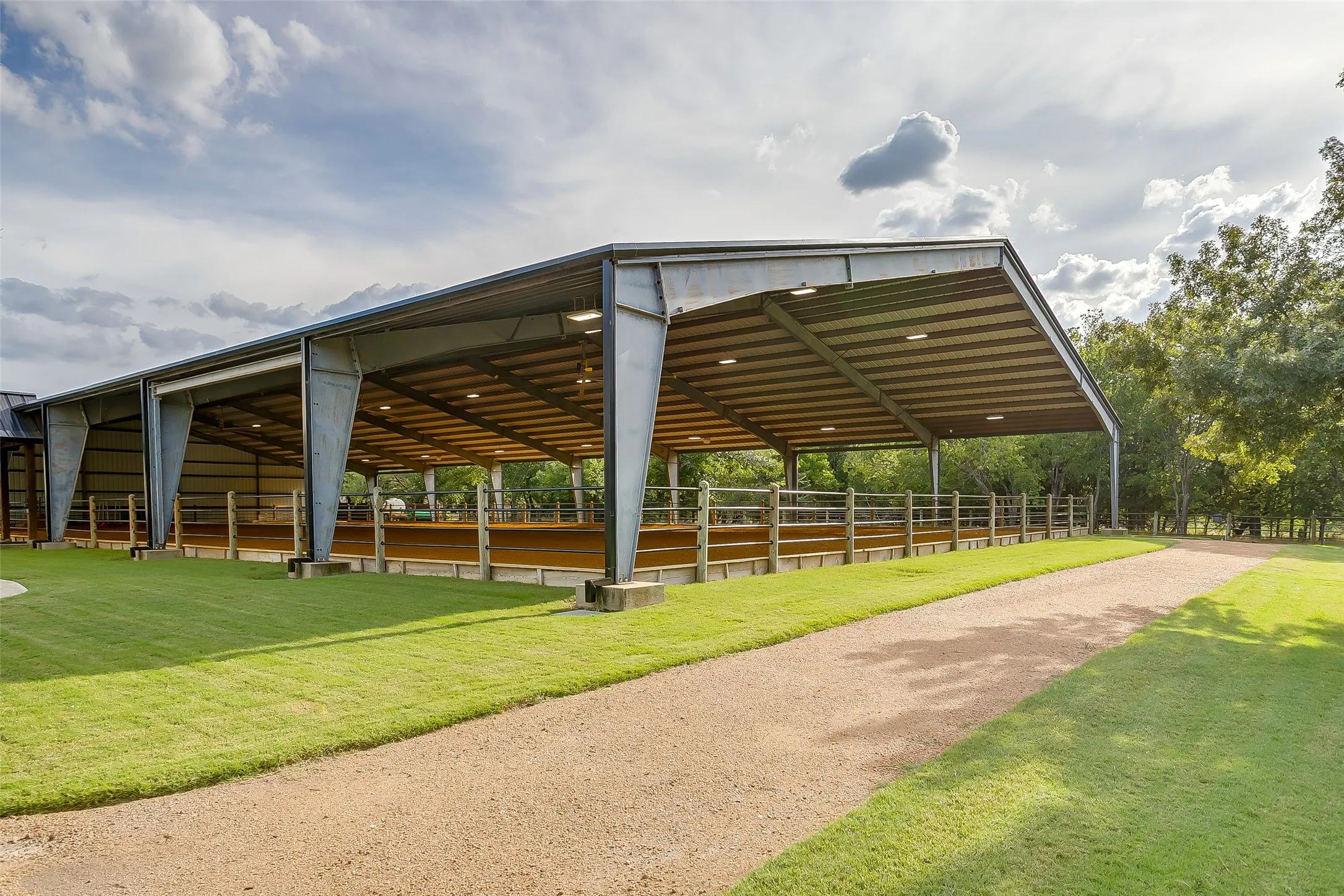 Trainer’s view from the barn to the arena: a seamless, functional workspace for elite performance.