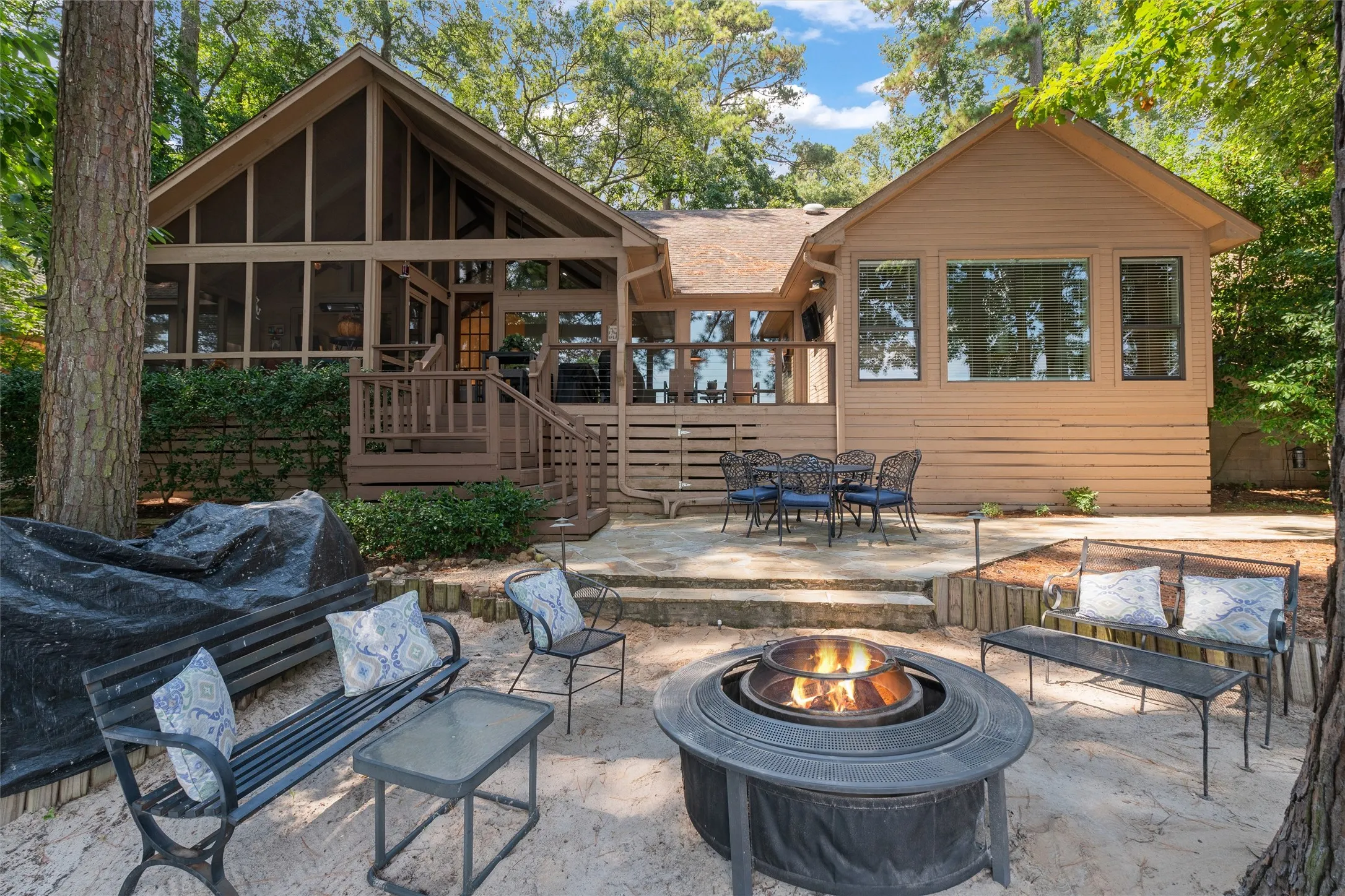 Single Family Residence For Sale in Wood County , 148 Pinewood Cove, Holly Lake Ranch, Texas 75765, 4 Bedroom, 4 Bathroom, 2 Garage spaces, 2,775 Sqft, built in 1993, mls#21063761, Real Estate Agent in Holly Lake Ranch, Homes For Sale in Wood county, Homes For Sale in Holly Lake Ranch, Realtor in Holly Lake Ranch Texas, Real Estate Brokerage Independent Realty Texas, Luminita Cordes Realtor