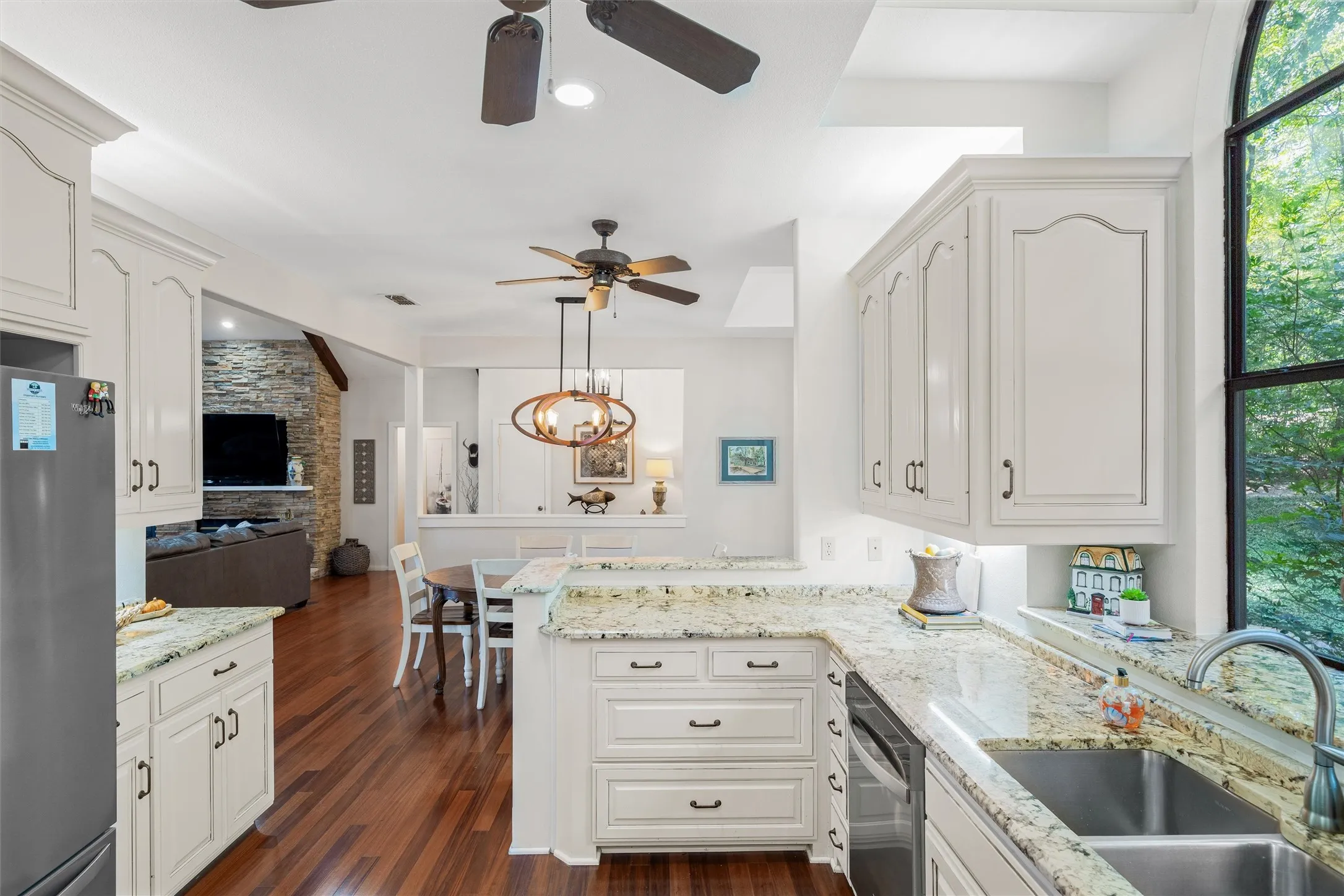 Single Family Residence For Sale in Wood County , 148 Pinewood Cove, Holly Lake Ranch, Texas 75765, 4 Bedroom, 4 Bathroom, 2 Garage spaces, 2,775 Sqft, built in 1993, mls#21063761, Real Estate Agent in Holly Lake Ranch, Homes For Sale in Wood county, Homes For Sale in Holly Lake Ranch, Realtor in Holly Lake Ranch Texas, Real Estate Brokerage Independent Realty Texas, Luminita Cordes Realtor