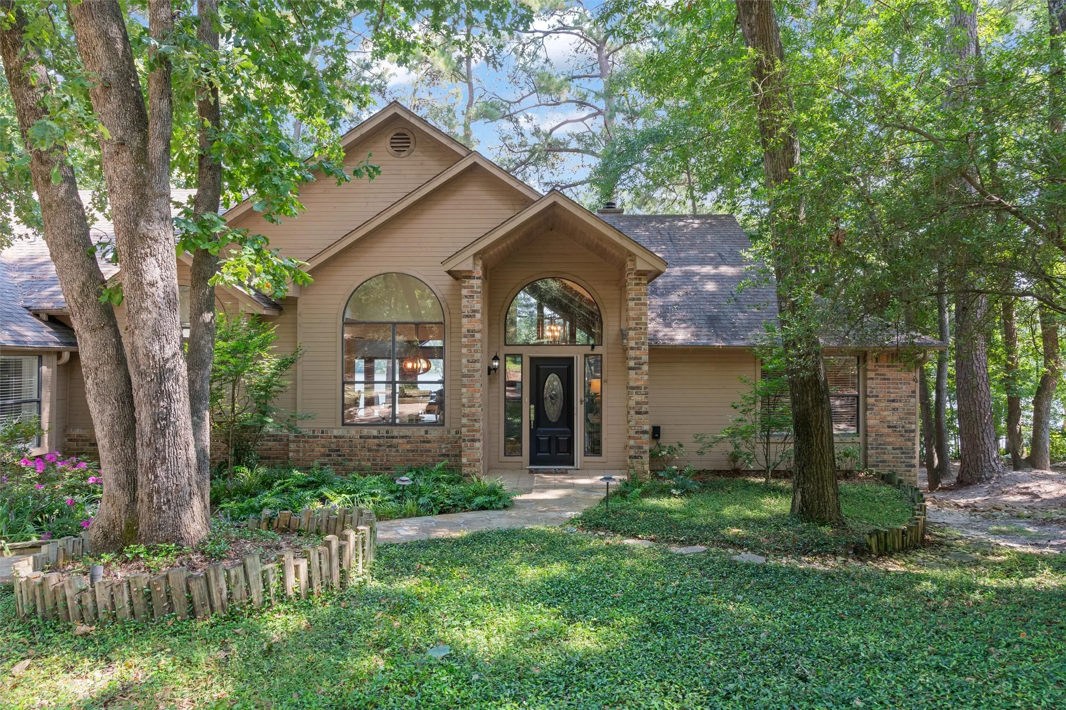 Single Family Residence For Sale in Wood County , 148 Pinewood Cove, Holly Lake Ranch, Texas 75765, 4 Bedroom, 4 Bathroom, 2 Garage spaces, 2,775 Sqft, built in 1993, mls#21063761, Real Estate Agent in Holly Lake Ranch, Homes For Sale in Wood county, Homes For Sale in Holly Lake Ranch, Realtor in Holly Lake Ranch Texas, Real Estate Brokerage Independent Realty Texas, Luminita Cordes Realtor