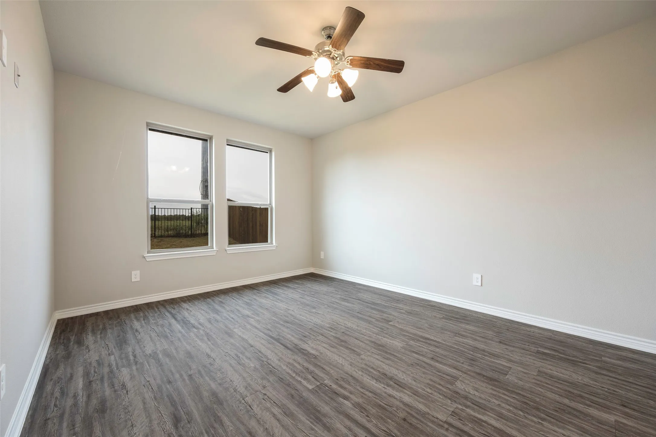 Single Family Residence For Sale in Kaufman County , 346 Preston Road, Mabank, Texas 75147, 4 Bedroom, 2 Bathroom, 2 Garage spaces, 1,869 Sqft, built in 2022, Preowned, mls#21064201, Real Estate Agent in Mabank, Homes For Sale in Kaufman county, Homes For Sale in Mabank, Realtor in Mabank Texas, Real Estate Brokerage Independent Realty Texas, Luminita Cordes Realtor