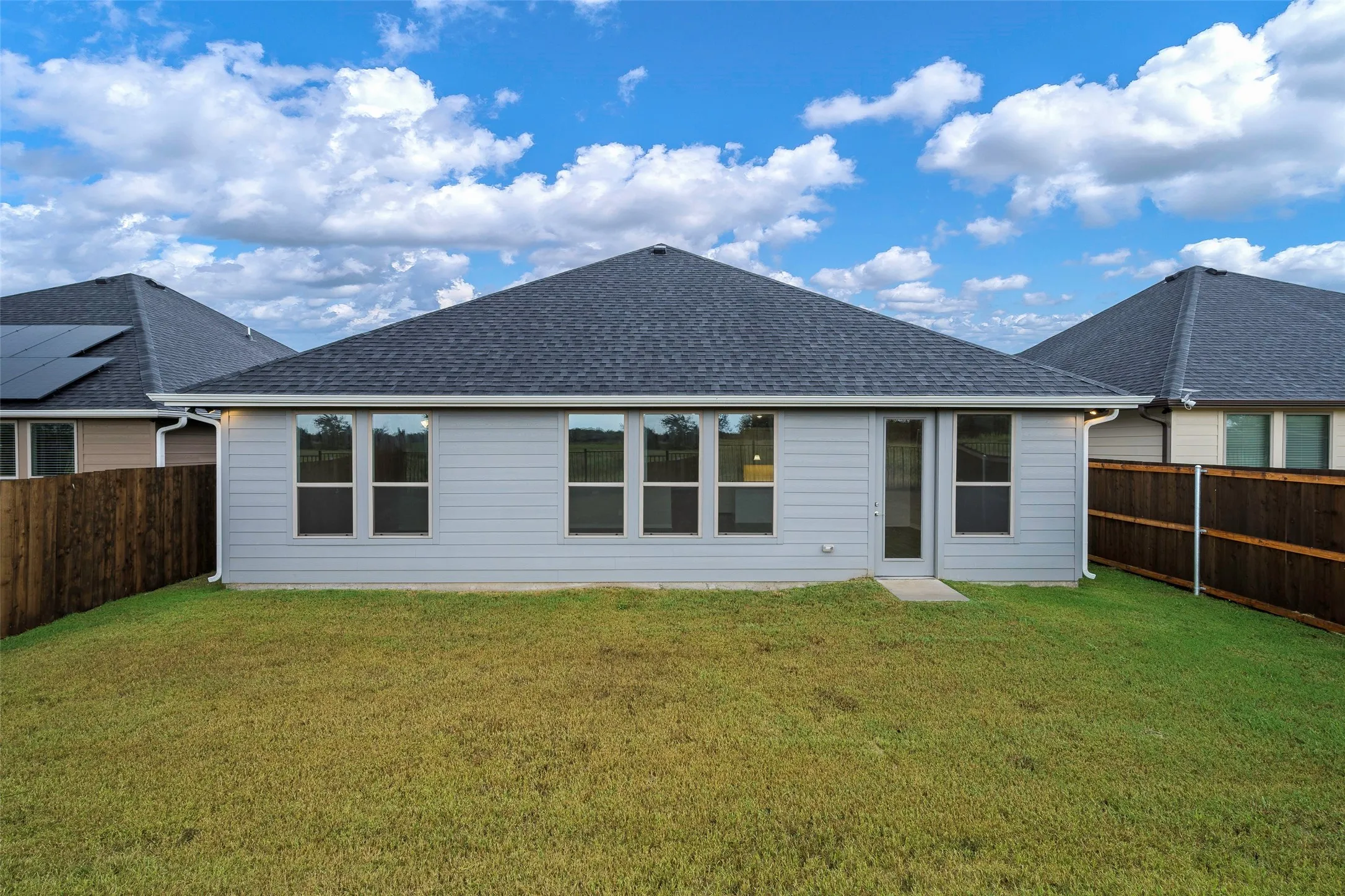 Single Family Residence For Sale in Kaufman County , 346 Preston Road, Mabank, Texas 75147, 4 Bedroom, 2 Bathroom, 2 Garage spaces, 1,869 Sqft, built in 2022, Preowned, mls#21064201, Real Estate Agent in Mabank, Homes For Sale in Kaufman county, Homes For Sale in Mabank, Realtor in Mabank Texas, Real Estate Brokerage Independent Realty Texas, Luminita Cordes Realtor