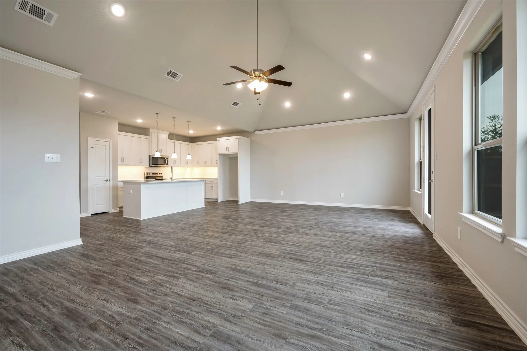 Single Family Residence For Sale in Kaufman County , 346 Preston Road, Mabank, Texas 75147, 4 Bedroom, 2 Bathroom, 2 Garage spaces, 1,869 Sqft, built in 2022, Preowned, mls#21064201, Real Estate Agent in Mabank, Homes For Sale in Kaufman county, Homes For Sale in Mabank, Realtor in Mabank Texas, Real Estate Brokerage Independent Realty Texas, Luminita Cordes Realtor