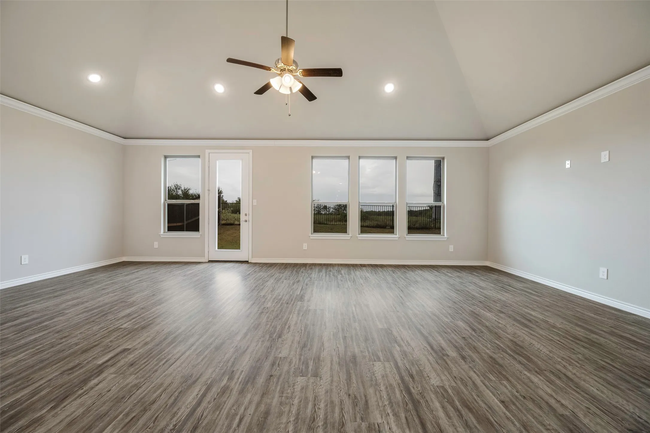 Single Family Residence For Sale in Kaufman County , 346 Preston Road, Mabank, Texas 75147, 4 Bedroom, 2 Bathroom, 2 Garage spaces, 1,869 Sqft, built in 2022, Preowned, mls#21064201, Real Estate Agent in Mabank, Homes For Sale in Kaufman county, Homes For Sale in Mabank, Realtor in Mabank Texas, Real Estate Brokerage Independent Realty Texas, Luminita Cordes Realtor