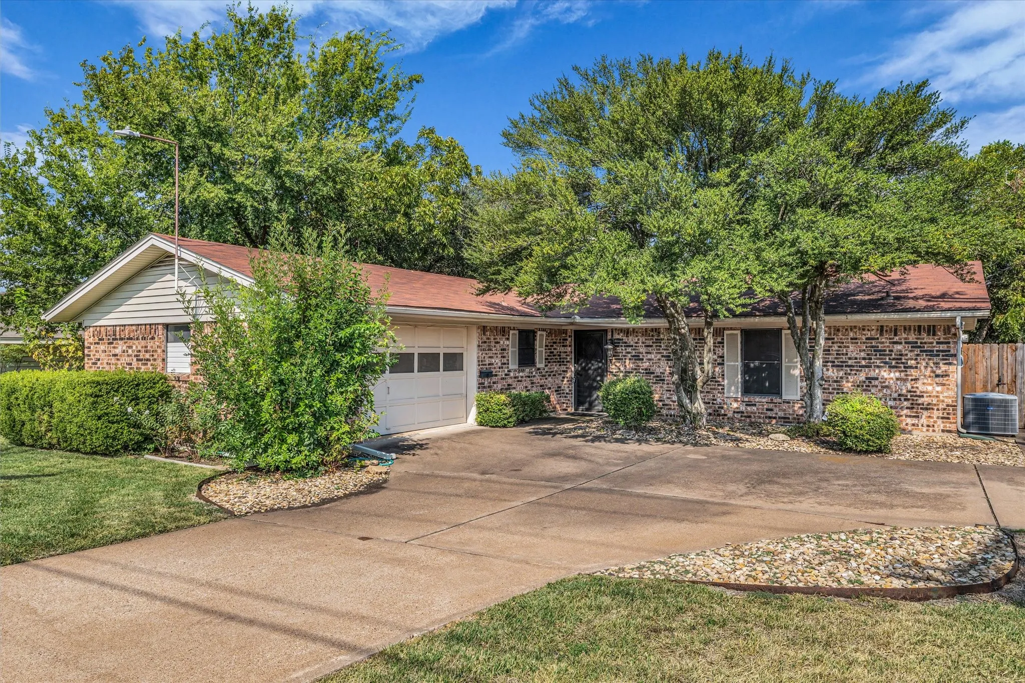 Single Family Residence For Sale in Mc Lennan County , 3405 Edna Avenue, Waco, Texas 76708, 1 Bedroom, 1 Bathroom, 2 Garage spaces, 1,163 Sqft, built in 1977, Preowned, mls#21064136, Real Estate Agent in Waco, Homes For Sale in Mc Lennan county, Homes For Sale in Waco, Realtor in Waco Texas, Real Estate Brokerage Independent Realty Texas, Luminita Cordes Realtor