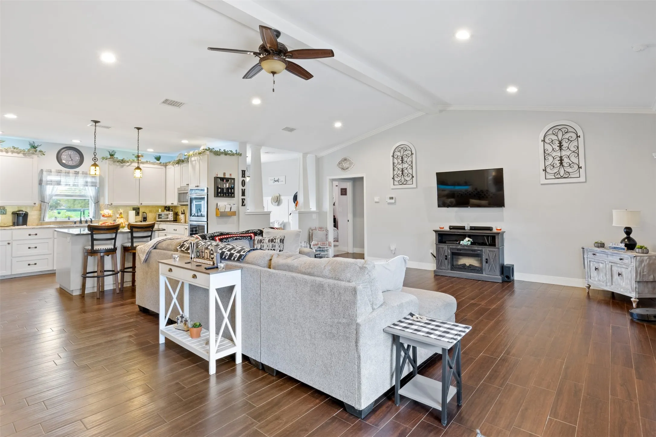 Single Family Residence For Sale in Llano County , 141 Eagle Point Cove, Kingsland, Texas 78639, 3 Bedroom, 2 Bathroom, 2 Garage spaces, 1,904 Sqft, built in 2015, mls#21063876, Real Estate Agent in Kingsland, Homes For Sale in Llano county, Homes For Sale in Kingsland, Realtor in Kingsland Texas, Real Estate Brokerage Independent Realty Texas, Luminita Cordes Realtor