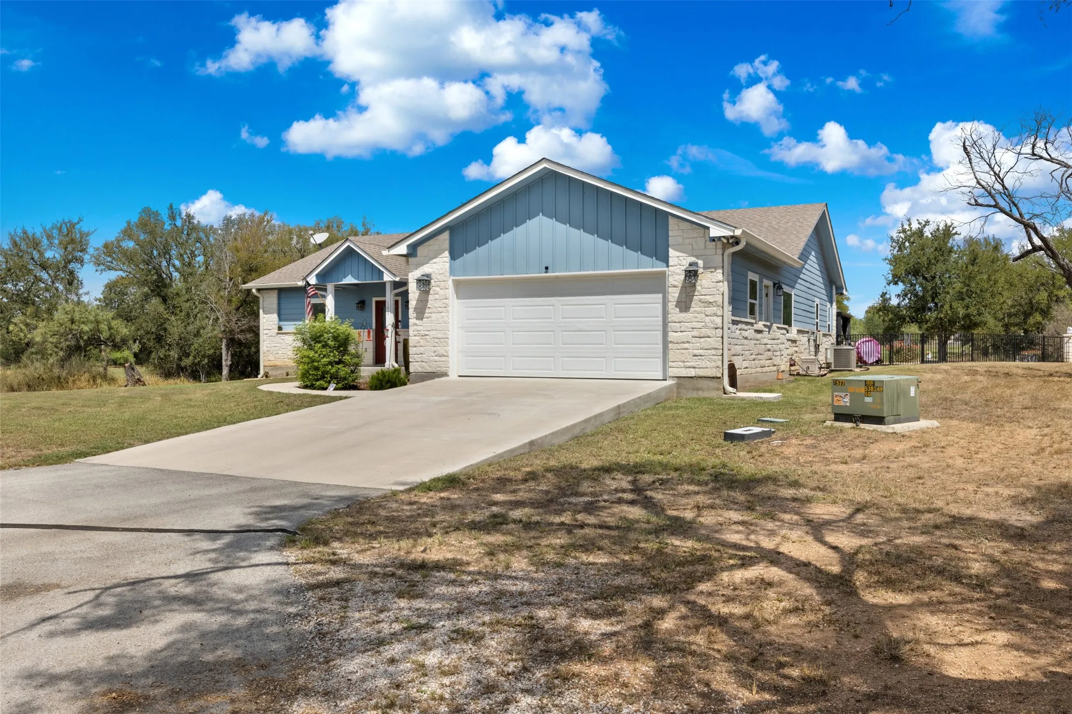 Single Family Residence For Sale in Llano County , 141 Eagle Point Cove, Kingsland, Texas 78639, 3 Bedroom, 2 Bathroom, 2 Garage spaces, 1,904 Sqft, built in 2015, mls#21063876, Real Estate Agent in Kingsland, Homes For Sale in Llano county, Homes For Sale in Kingsland, Realtor in Kingsland Texas, Real Estate Brokerage Independent Realty Texas, Luminita Cordes Realtor