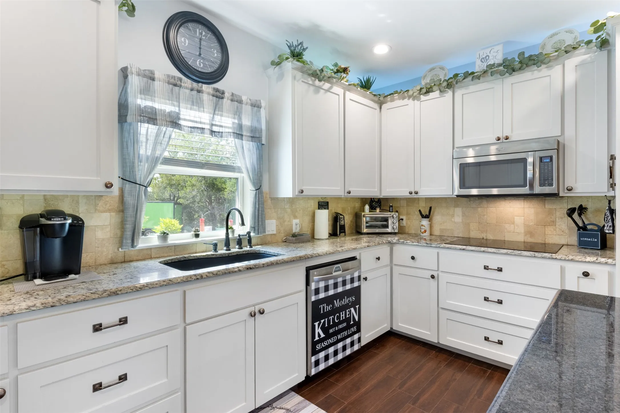 Single Family Residence For Sale in Llano County , 141 Eagle Point Cove, Kingsland, Texas 78639, 3 Bedroom, 2 Bathroom, 2 Garage spaces, 1,904 Sqft, built in 2015, mls#21063876, Real Estate Agent in Kingsland, Homes For Sale in Llano county, Homes For Sale in Kingsland, Realtor in Kingsland Texas, Real Estate Brokerage Independent Realty Texas, Luminita Cordes Realtor