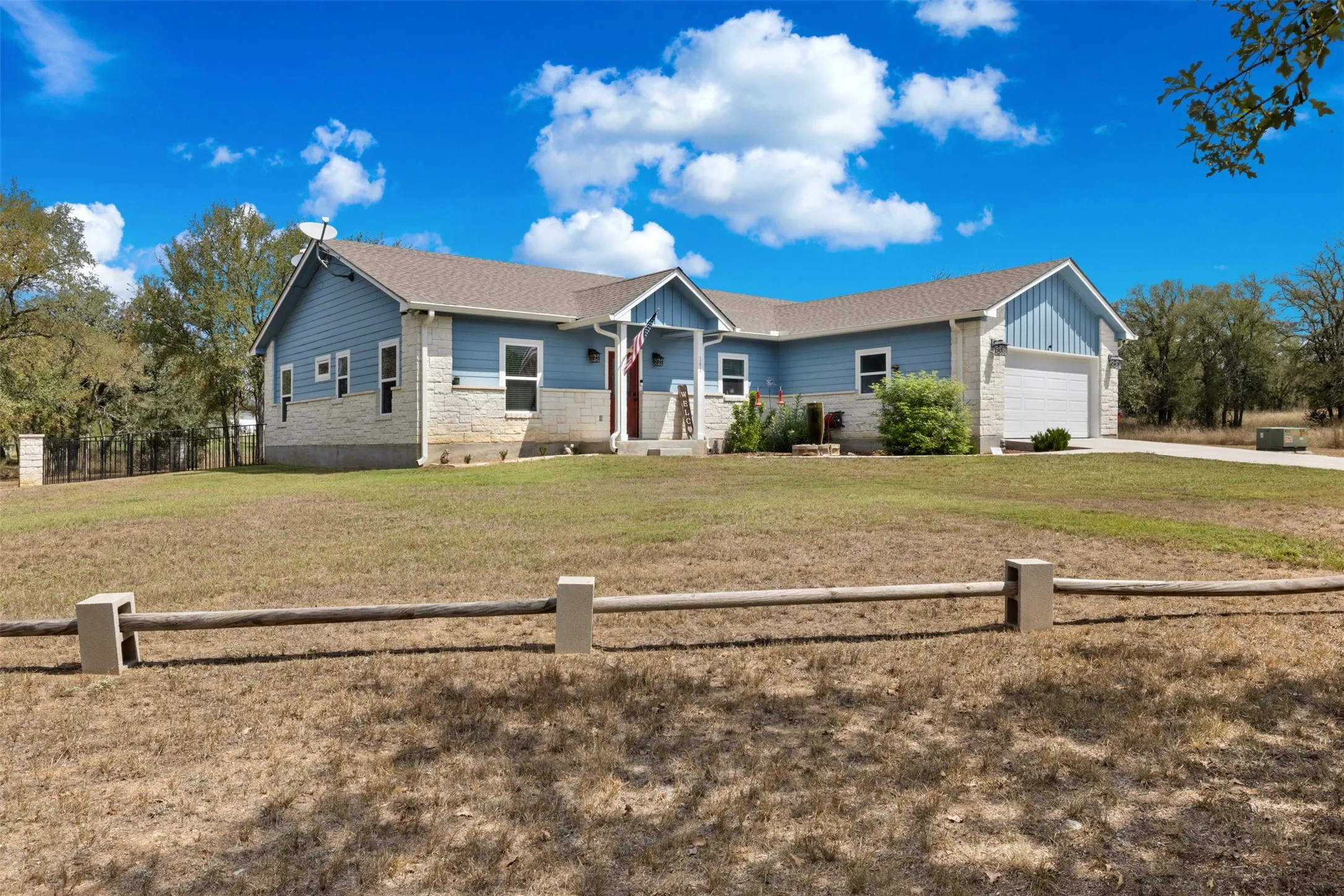 Single Family Residence For Sale in Llano County , 141 Eagle Point Cove, Kingsland, Texas 78639, 3 Bedroom, 2 Bathroom, 2 Garage spaces, 1,904 Sqft, built in 2015, mls#21063876, Real Estate Agent in Kingsland, Homes For Sale in Llano county, Homes For Sale in Kingsland, Realtor in Kingsland Texas, Real Estate Brokerage Independent Realty Texas, Luminita Cordes Realtor