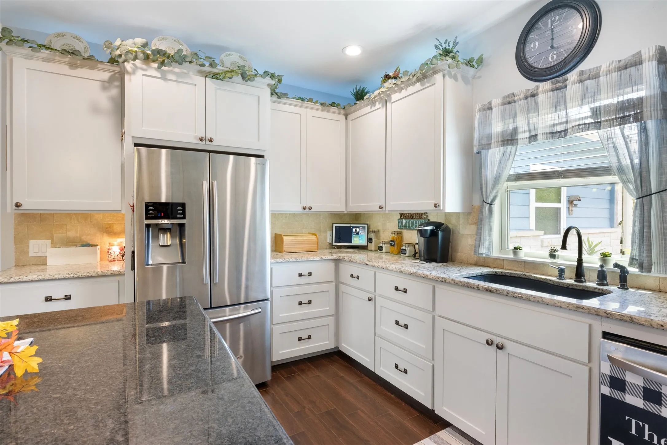 Single Family Residence For Sale in Llano County , 141 Eagle Point Cove, Kingsland, Texas 78639, 3 Bedroom, 2 Bathroom, 2 Garage spaces, 1,904 Sqft, built in 2015, mls#21063876, Real Estate Agent in Kingsland, Homes For Sale in Llano county, Homes For Sale in Kingsland, Realtor in Kingsland Texas, Real Estate Brokerage Independent Realty Texas, Luminita Cordes Realtor