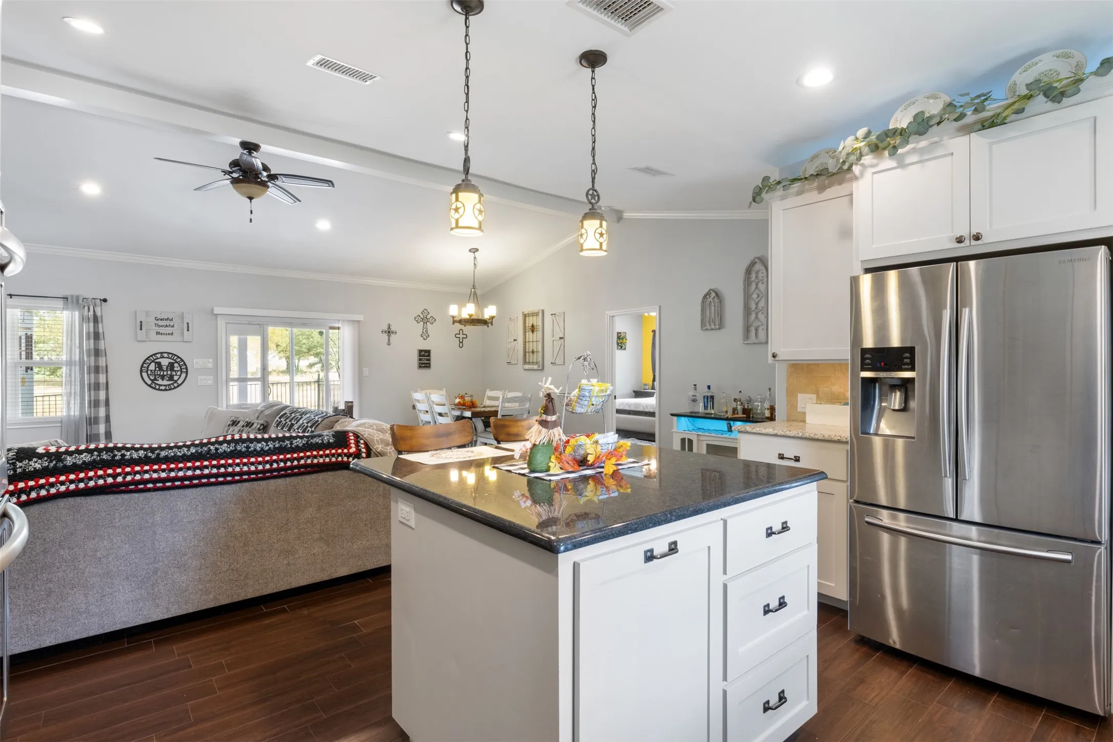 Single Family Residence For Sale in Llano County , 141 Eagle Point Cove, Kingsland, Texas 78639, 3 Bedroom, 2 Bathroom, 2 Garage spaces, 1,904 Sqft, built in 2015, mls#21063876, Real Estate Agent in Kingsland, Homes For Sale in Llano county, Homes For Sale in Kingsland, Realtor in Kingsland Texas, Real Estate Brokerage Independent Realty Texas, Luminita Cordes Realtor