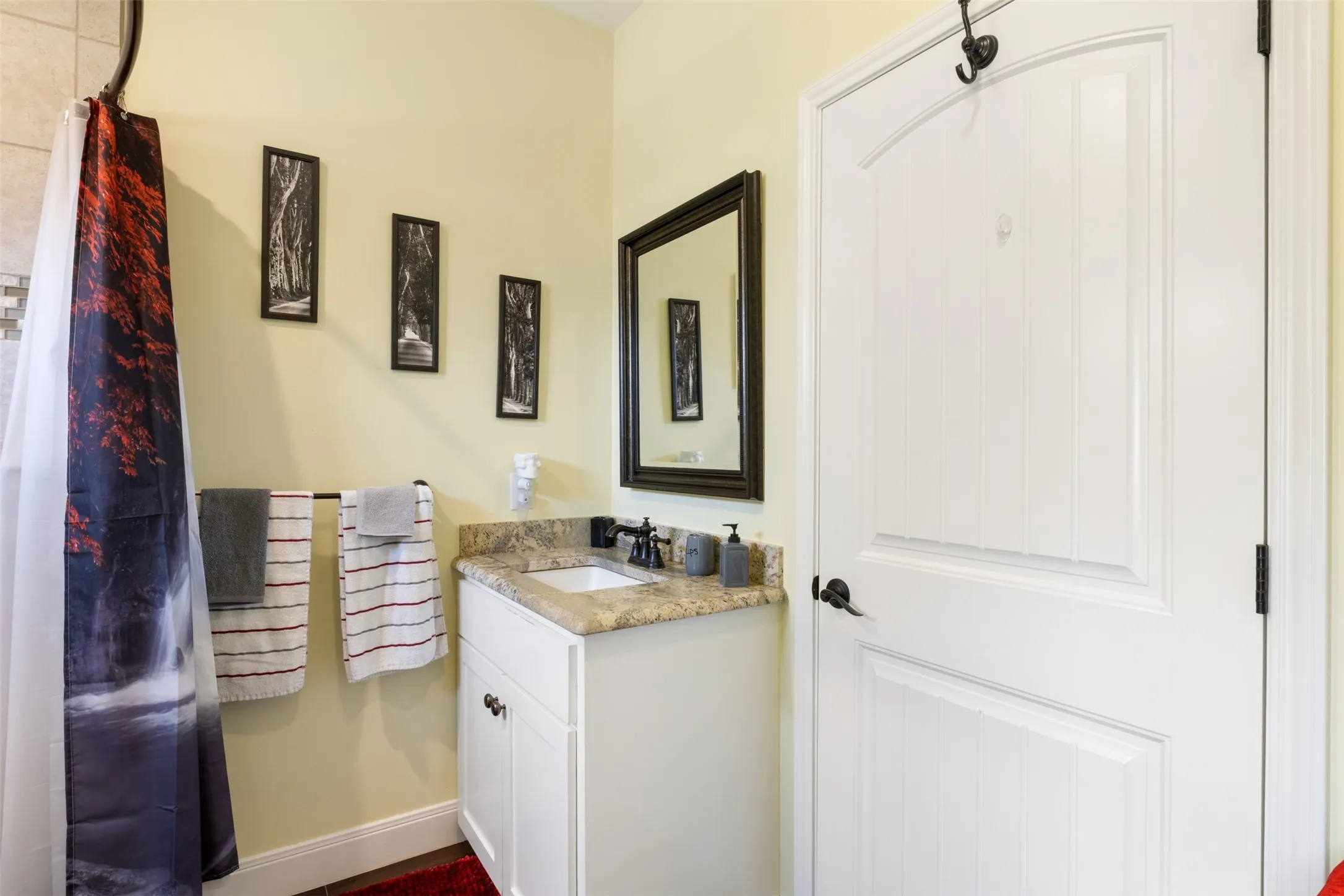 Single Family Residence For Sale in Llano County , 141 Eagle Point Cove, Kingsland, Texas 78639, 3 Bedroom, 2 Bathroom, 2 Garage spaces, 1,904 Sqft, built in 2015, mls#21063876, Real Estate Agent in Kingsland, Homes For Sale in Llano county, Homes For Sale in Kingsland, Realtor in Kingsland Texas, Real Estate Brokerage Independent Realty Texas, Luminita Cordes Realtor