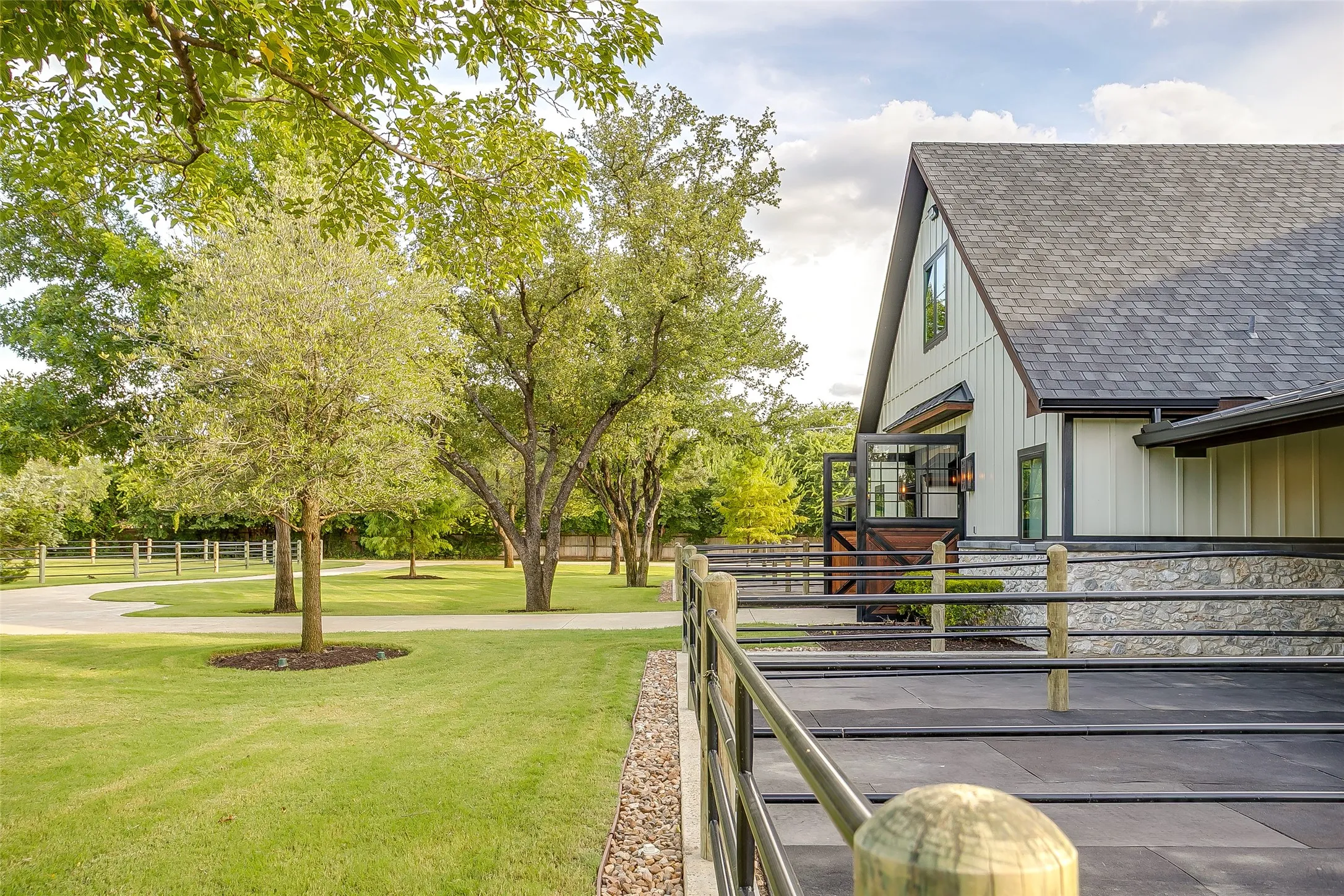 Strategic placement of the barn ensures privacy
from every angle — an immersive natural retreat.