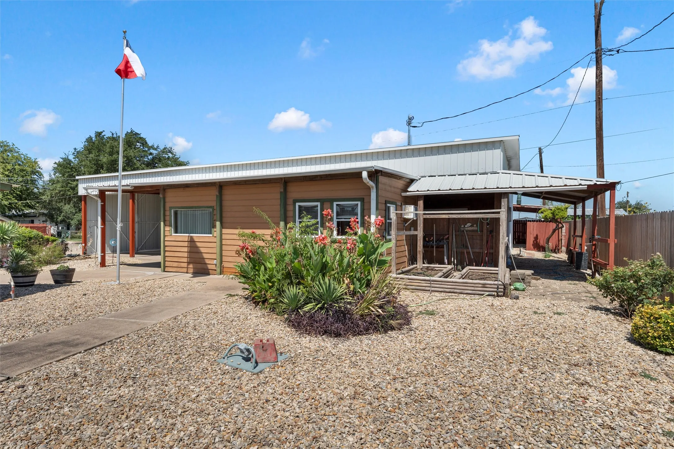Single Family Residence For Sale in Mc Lennan County , 303 Westlake Drive, Woodway, Texas 76712, 2 Bedroom, 2 Bathroom, 2 Garage spaces, 2,072 Sqft, built in 1993, mls#21063010, Real Estate Agent in Woodway, Homes For Sale in Mc Lennan county, Homes For Sale in Woodway, Realtor in Woodway Texas, Real Estate Brokerage Independent Realty Texas, Luminita Cordes Realtor