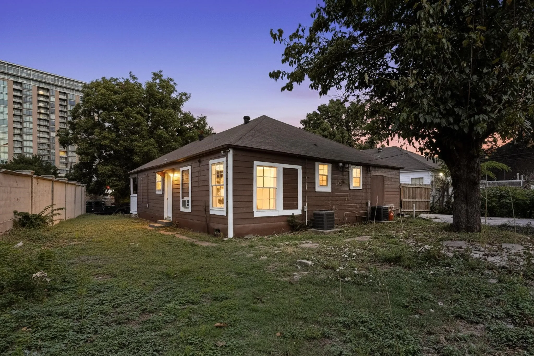 Duplex For Sale in Dallas County , 5020 Pershing Street, Dallas, Texas 75206, 2 Bedroom, 2 Bathroom, 2 Garage spaces, 0 Sqft, built in 1938, Preowned, mls#21061033, Real Estate Agent in Dallas, Homes For Sale in Dallas county, Homes For Sale in Dallas, Realtor in Dallas Texas, Real Estate Brokerage Independent Realty Texas, Luminita Cordes Realtor