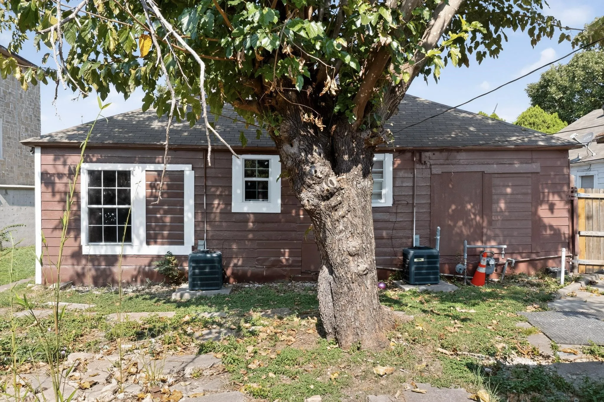 Duplex For Sale in Dallas County , 5020 Pershing Street, Dallas, Texas 75206, 2 Bedroom, 2 Bathroom, 2 Garage spaces, 0 Sqft, built in 1938, Preowned, mls#21061033, Real Estate Agent in Dallas, Homes For Sale in Dallas county, Homes For Sale in Dallas, Realtor in Dallas Texas, Real Estate Brokerage Independent Realty Texas, Luminita Cordes Realtor