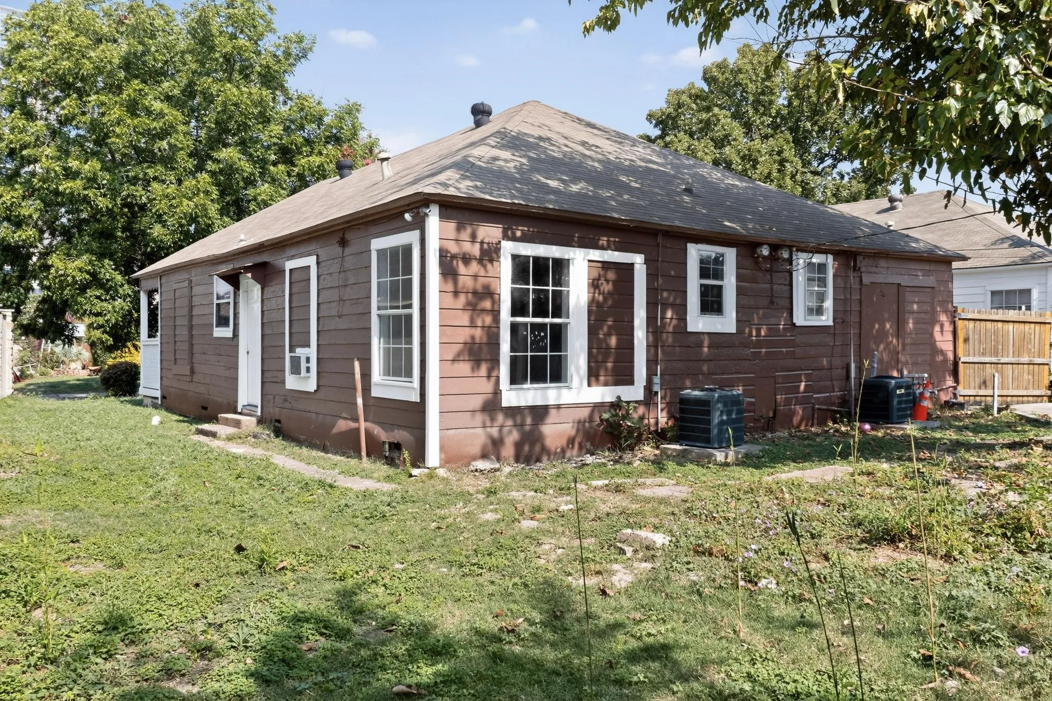 Duplex For Sale in Dallas County , 5020 Pershing Street, Dallas, Texas 75206, 2 Bedroom, 2 Bathroom, 2 Garage spaces, 0 Sqft, built in 1938, Preowned, mls#21061033, Real Estate Agent in Dallas, Homes For Sale in Dallas county, Homes For Sale in Dallas, Realtor in Dallas Texas, Real Estate Brokerage Independent Realty Texas, Luminita Cordes Realtor