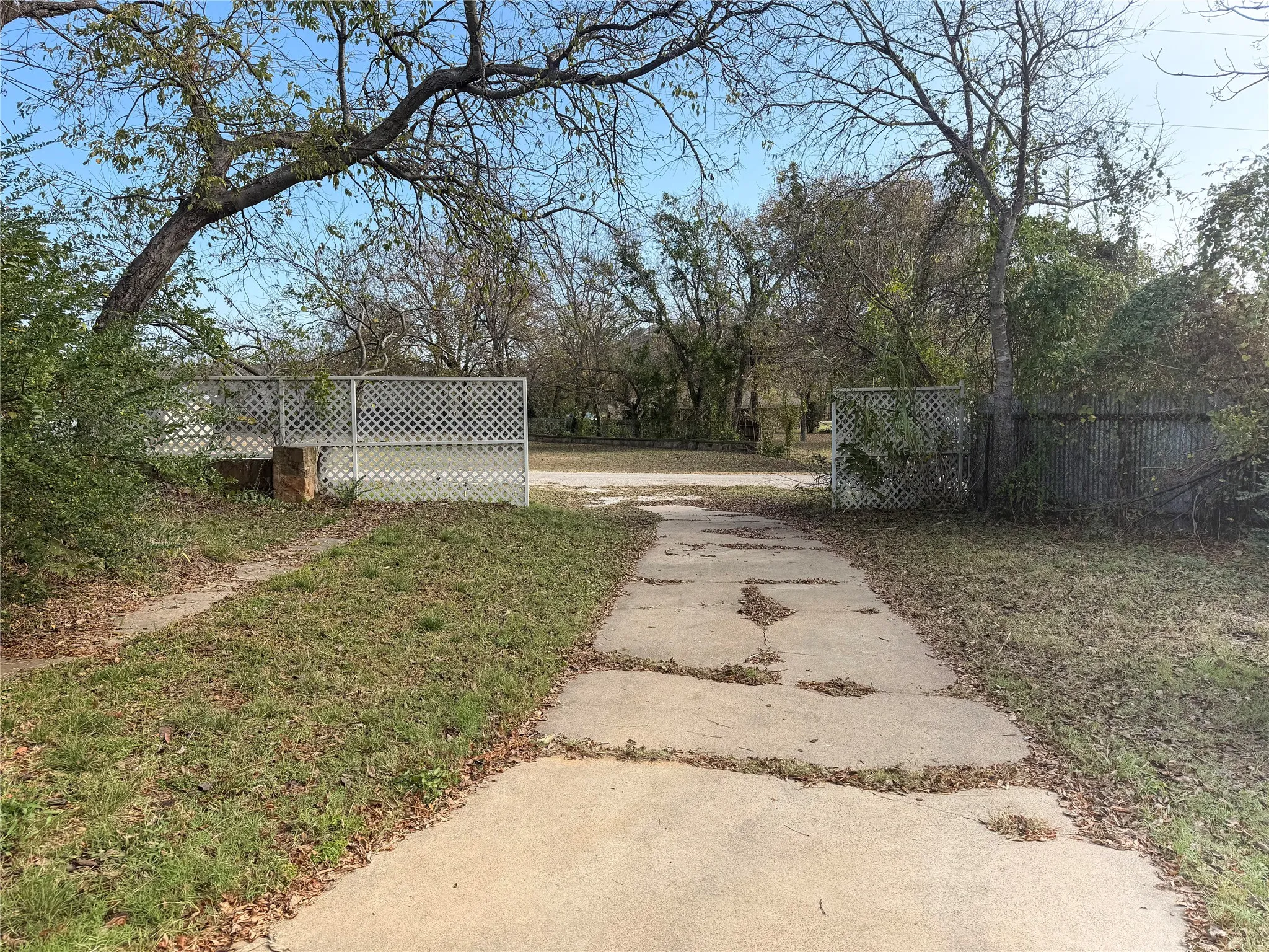 Single Family Residence For Sale in Palo Pinto County , 1401 Highway 180 W, Mineral Wells, Texas 76067, 4 Bedroom, 2 Bathroom, Garage spaces, 2,408 Sqft, built in 1948, Preowned, mls#21064934, Real Estate Agent in Mineral Wells, Homes For Sale in Palo Pinto county, Homes For Sale in Mineral Wells, Realtor in Mineral Wells Texas, Real Estate Brokerage Independent Realty Texas, Luminita Cordes Realtor