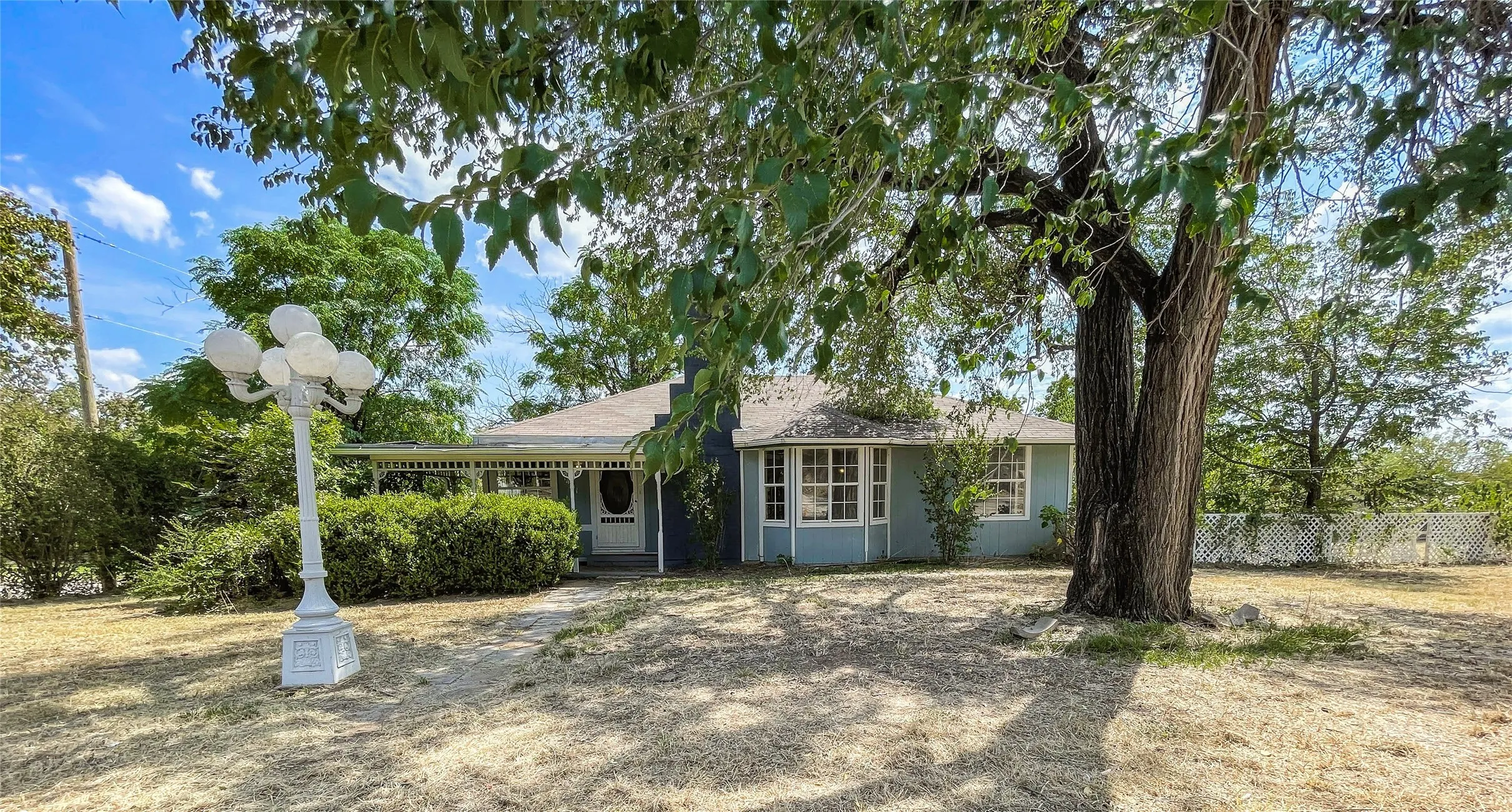 Single Family Residence For Sale in Palo Pinto County , 1401 Highway 180 W, Mineral Wells, Texas 76067, 4 Bedroom, 2 Bathroom, Garage spaces, 2,408 Sqft, built in 1948, Preowned, mls#21064934, Real Estate Agent in Mineral Wells, Homes For Sale in Palo Pinto county, Homes For Sale in Mineral Wells, Realtor in Mineral Wells Texas, Real Estate Brokerage Independent Realty Texas, Luminita Cordes Realtor