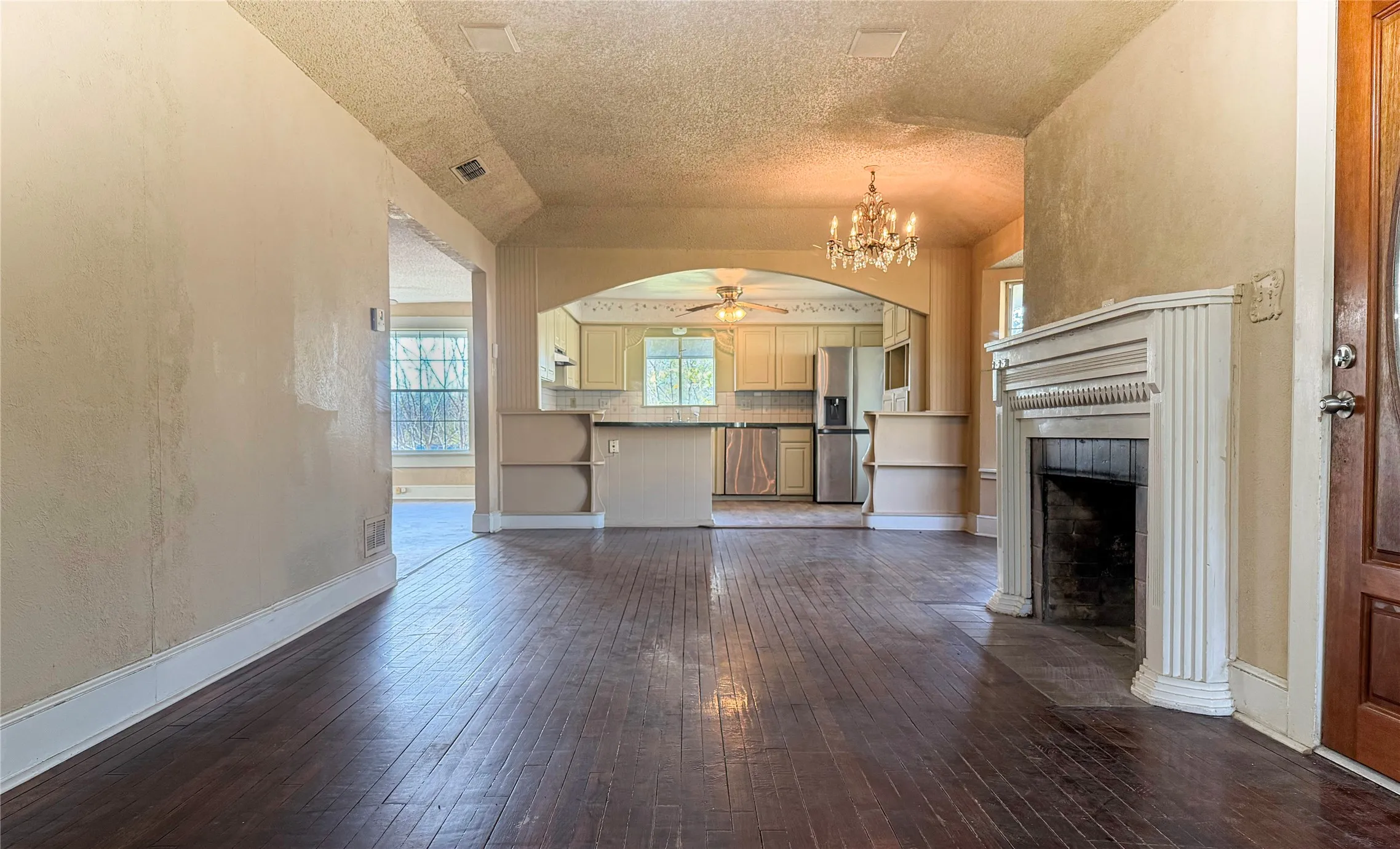 Single Family Residence For Sale in Palo Pinto County , 1401 Highway 180 W, Mineral Wells, Texas 76067, 4 Bedroom, 2 Bathroom, Garage spaces, 2,408 Sqft, built in 1948, Preowned, mls#21064934, Real Estate Agent in Mineral Wells, Homes For Sale in Palo Pinto county, Homes For Sale in Mineral Wells, Realtor in Mineral Wells Texas, Real Estate Brokerage Independent Realty Texas, Luminita Cordes Realtor