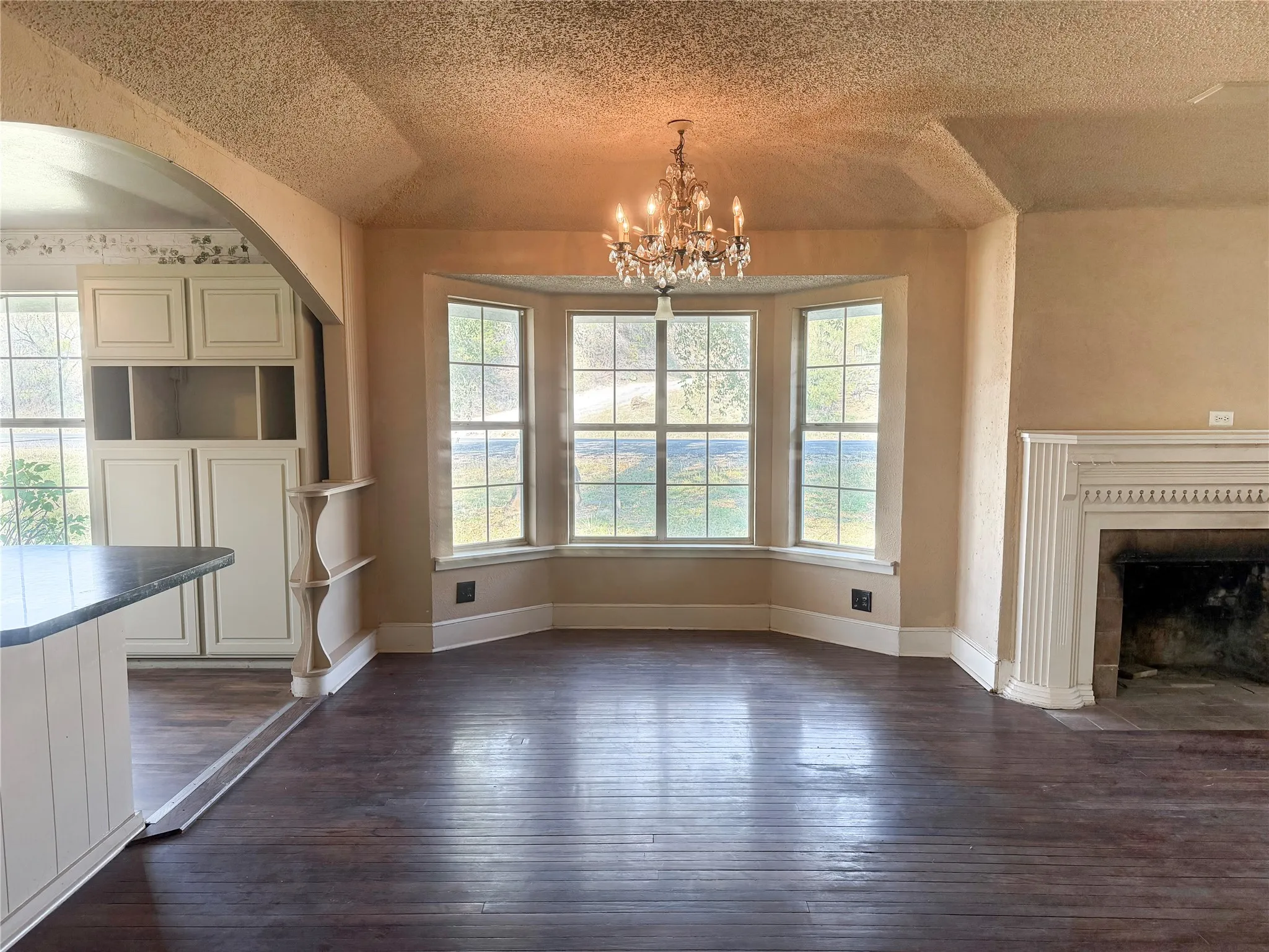 Single Family Residence For Sale in Palo Pinto County , 1401 Highway 180 W, Mineral Wells, Texas 76067, 4 Bedroom, 2 Bathroom, Garage spaces, 2,408 Sqft, built in 1948, Preowned, mls#21064934, Real Estate Agent in Mineral Wells, Homes For Sale in Palo Pinto county, Homes For Sale in Mineral Wells, Realtor in Mineral Wells Texas, Real Estate Brokerage Independent Realty Texas, Luminita Cordes Realtor
