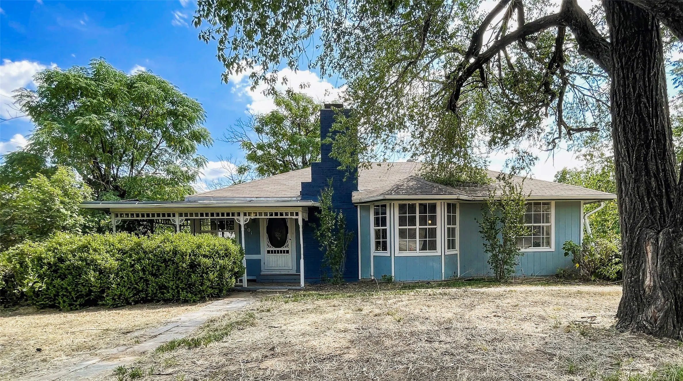 Single Family Residence For Sale in Palo Pinto County , 1401 Highway 180 W, Mineral Wells, Texas 76067, 4 Bedroom, 2 Bathroom, Garage spaces, 2,408 Sqft, built in 1948, Preowned, mls#21064934, Real Estate Agent in Mineral Wells, Homes For Sale in Palo Pinto county, Homes For Sale in Mineral Wells, Realtor in Mineral Wells Texas, Real Estate Brokerage Independent Realty Texas, Luminita Cordes Realtor