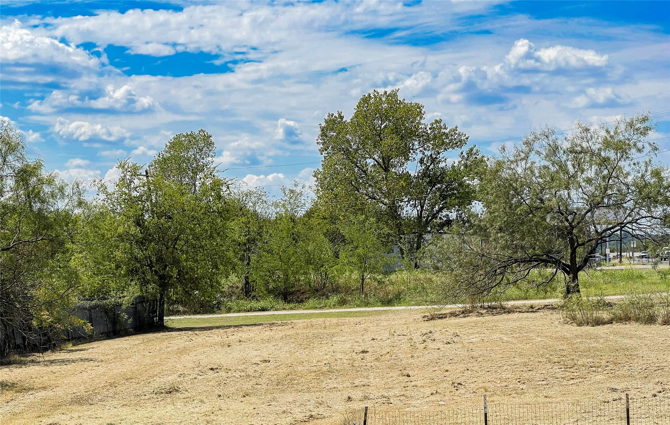 Single Family Residence For Sale in Palo Pinto County , 1401 Highway 180 W, Mineral Wells, Texas 76067, 4 Bedroom, 2 Bathroom, Garage spaces, 2,408 Sqft, built in 1948, Preowned, mls#21064934, Real Estate Agent in Mineral Wells, Homes For Sale in Palo Pinto county, Homes For Sale in Mineral Wells, Realtor in Mineral Wells Texas, Real Estate Brokerage Independent Realty Texas, Luminita Cordes Realtor