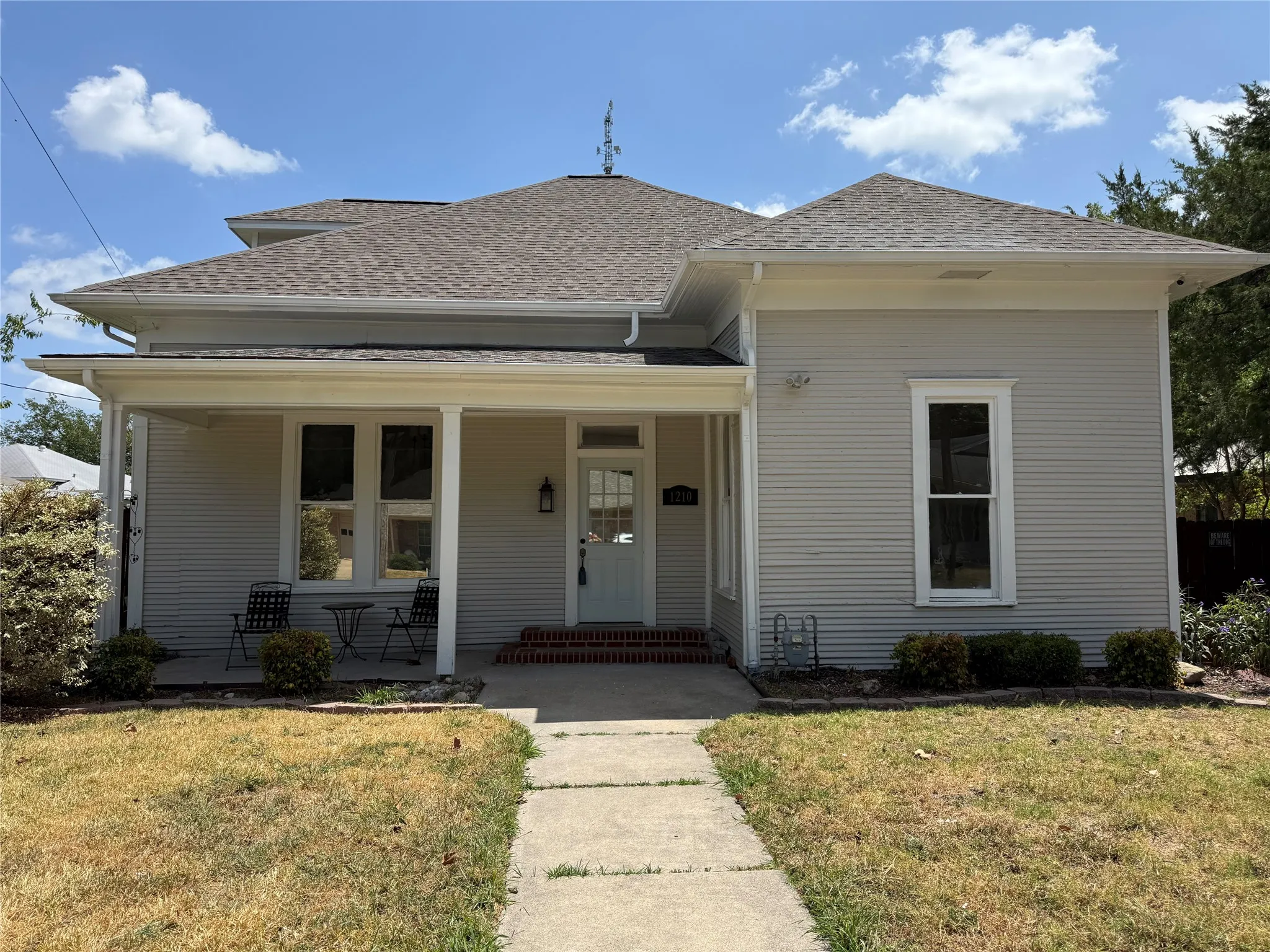 Single Family Residence For Sale in Hunt County , 1210 Monroe Street, Commerce, Texas 75428, 4 Bedroom, 2 Bathroom, Garage spaces, 2,185 Sqft, built in 1905, mls#21063259, Real Estate Agent in Commerce, Homes For Sale in Hunt county, Homes For Sale in Commerce, Realtor in Commerce Texas, Real Estate Brokerage Independent Realty Texas, Luminita Cordes Realtor