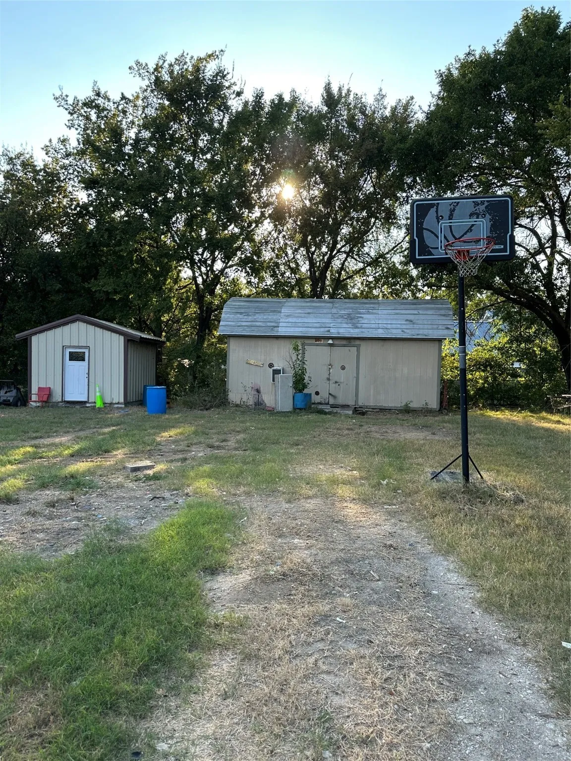 View of yard featuring an outdoor structure and a pole building