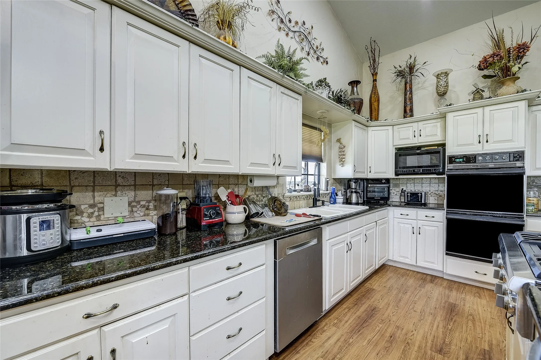 Farm For Sale in Grayson County , 808 W Line Road, Whitesboro, Texas 76273, 3 Bedrooms, 3 Bathrooms, Garage spaces, 2,000 Sqft, built in 2007, Preowned, Price $3,500,000, mls#21065085, Real Estate Agent in Whitesboro, Homes For Sale in Grayson county, Homes For Sale in Whitesboro, Realtor in Whitesboro Texas, Real Estate Brokerage Independent Realty Texas, Luminita Cordes Realtor