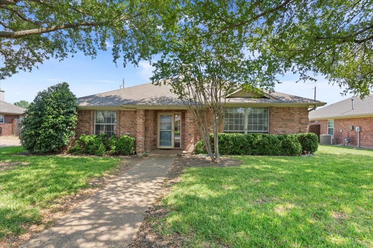 Single Family Residence For Sale in Mc Lennan County , 1414 Chapel Hill Drive, Waco, Texas 76712, 3 Bedroom, 2 Bathroom, Garage spaces, 2,011 Sqft, built in 1992, Preowned, mls#21037942, Real Estate Agent in Waco, Homes For Sale in Mc Lennan county, Homes For Sale in Waco, Realtor in Waco Texas, Real Estate Brokerage Independent Realty Texas, Luminita Cordes Realtor