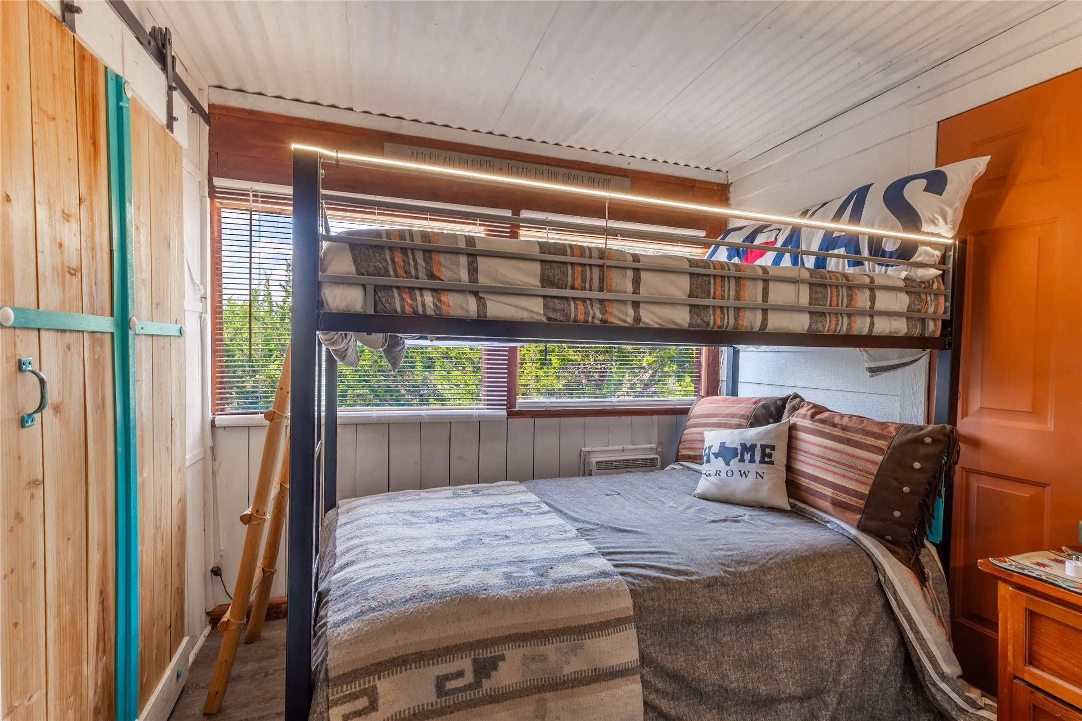 Invite your friends, there's plenty of beds!