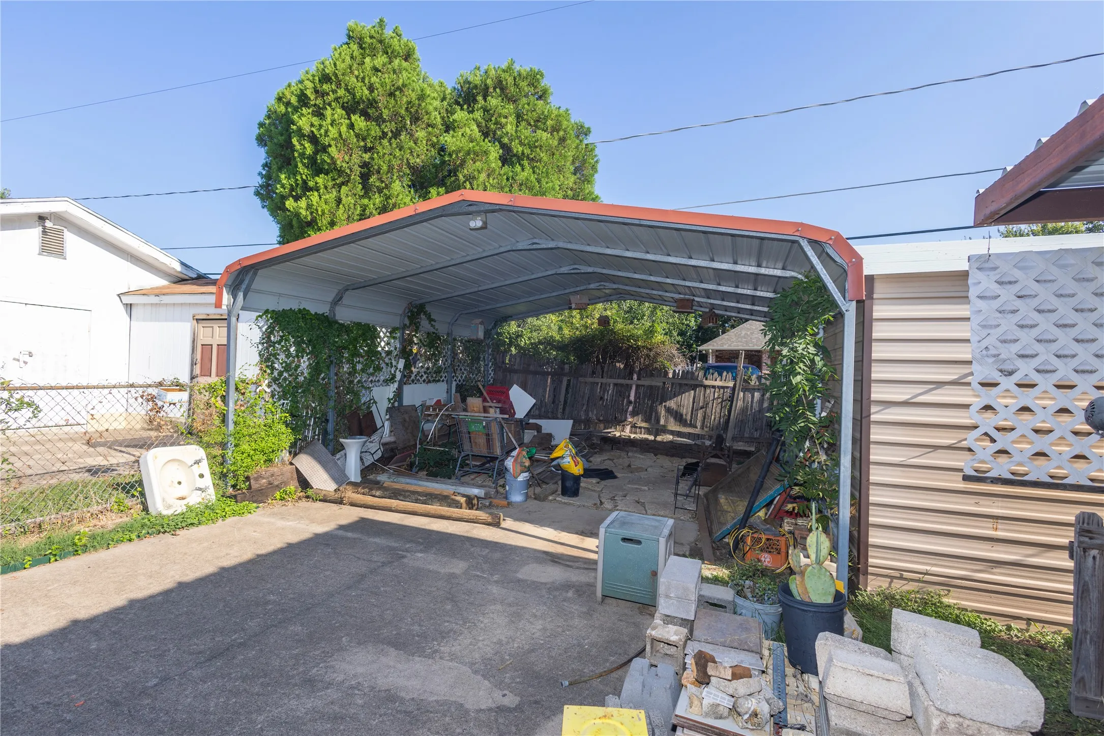Single Family Residence For Sale in Tarrant County , 809 Lomo Street, Fort Worth, Texas 76110, 4 Bedroom, 2 Bathroom, Garage spaces, 1,503 Sqft, built in 1972, Preowned, mls#21059078, Real Estate Agent in Fort Worth, Homes For Sale in Tarrant county, Homes For Sale in Fort Worth, Realtor in Fort Worth Texas, Real Estate Brokerage Independent Realty Texas, Luminita Cordes Realtor