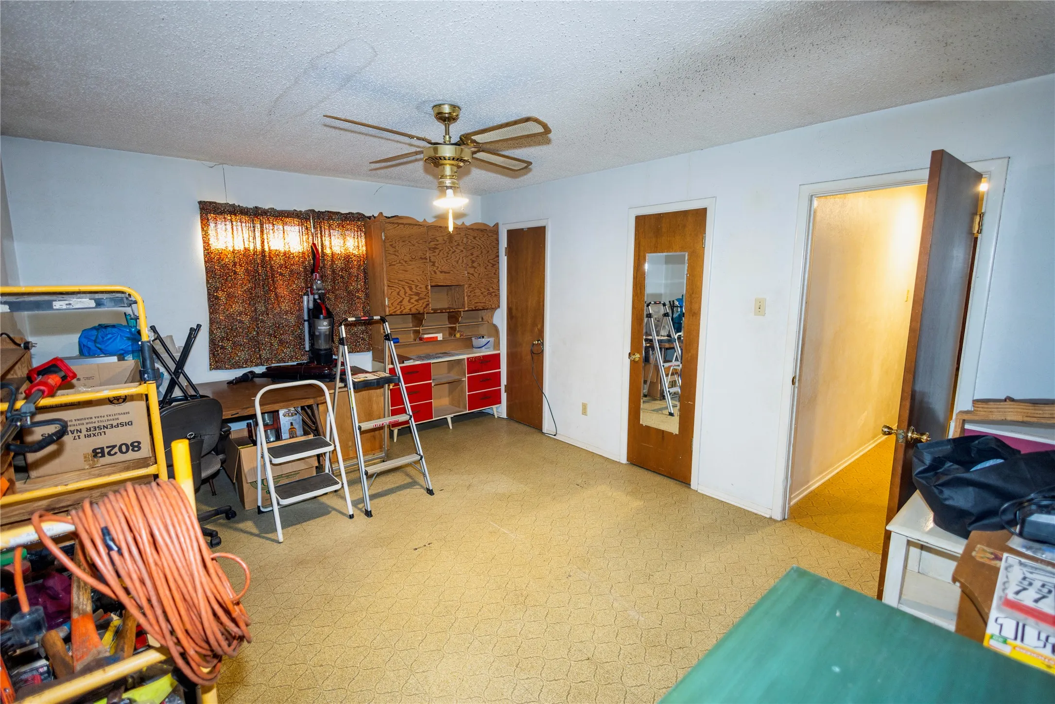 Single Family Residence For Sale in Tarrant County , 809 Lomo Street, Fort Worth, Texas 76110, 4 Bedroom, 2 Bathroom, Garage spaces, 1,503 Sqft, built in 1972, Preowned, mls#21059078, Real Estate Agent in Fort Worth, Homes For Sale in Tarrant county, Homes For Sale in Fort Worth, Realtor in Fort Worth Texas, Real Estate Brokerage Independent Realty Texas, Luminita Cordes Realtor