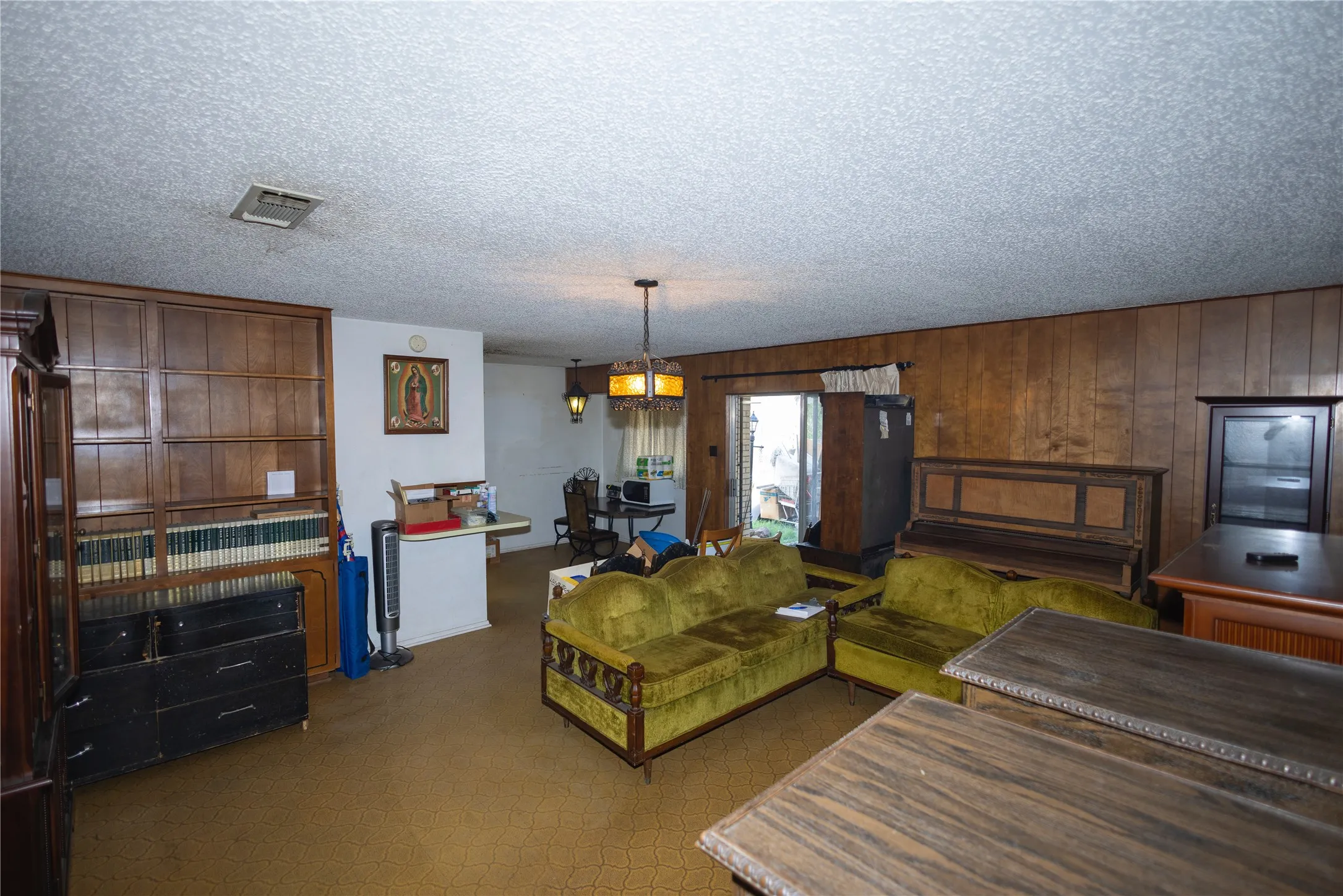 Single Family Residence For Sale in Tarrant County , 809 Lomo Street, Fort Worth, Texas 76110, 4 Bedroom, 2 Bathroom, Garage spaces, 1,503 Sqft, built in 1972, Preowned, mls#21059078, Real Estate Agent in Fort Worth, Homes For Sale in Tarrant county, Homes For Sale in Fort Worth, Realtor in Fort Worth Texas, Real Estate Brokerage Independent Realty Texas, Luminita Cordes Realtor