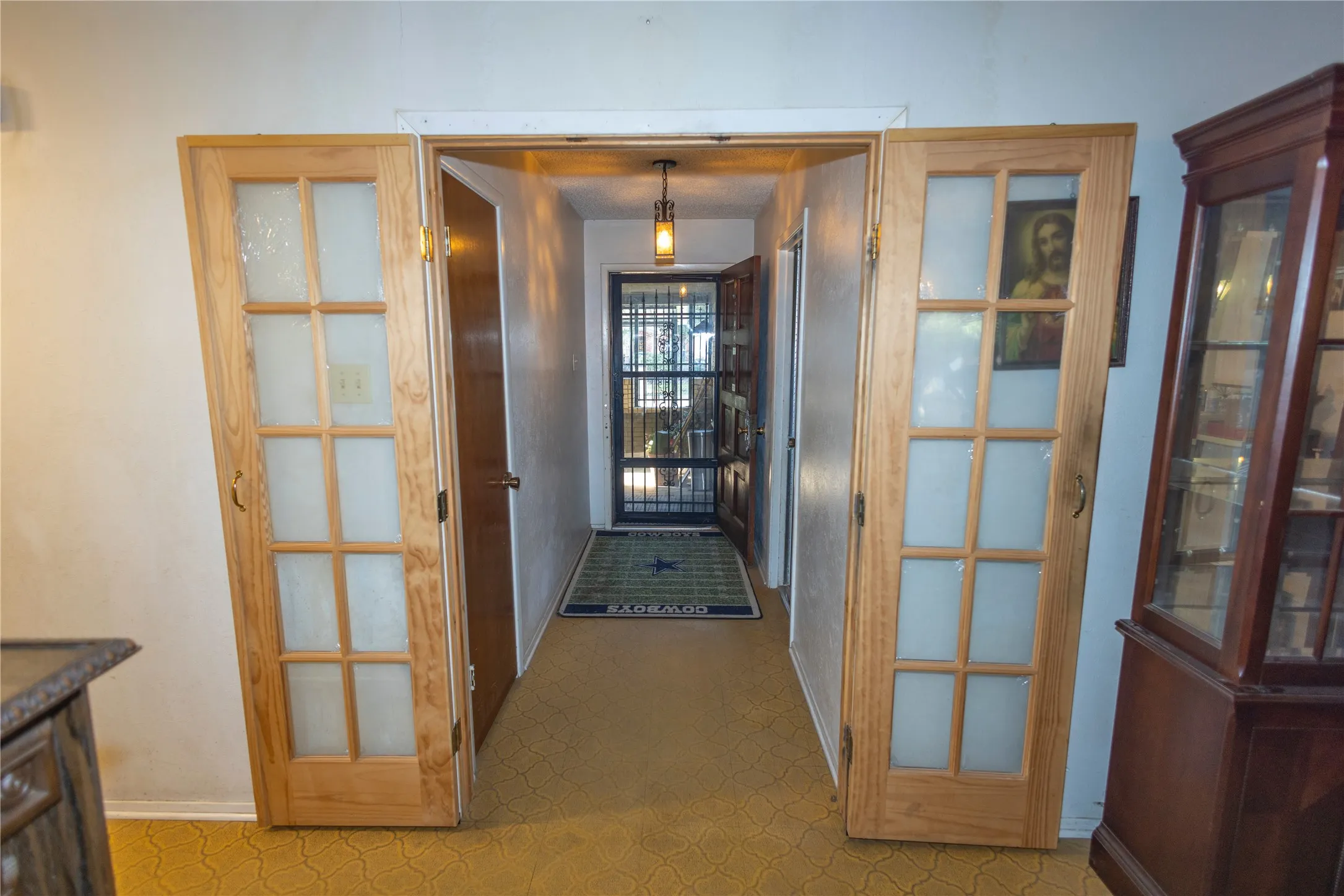 Single Family Residence For Sale in Tarrant County , 809 Lomo Street, Fort Worth, Texas 76110, 4 Bedroom, 2 Bathroom, Garage spaces, 1,503 Sqft, built in 1972, Preowned, mls#21059078, Real Estate Agent in Fort Worth, Homes For Sale in Tarrant county, Homes For Sale in Fort Worth, Realtor in Fort Worth Texas, Real Estate Brokerage Independent Realty Texas, Luminita Cordes Realtor