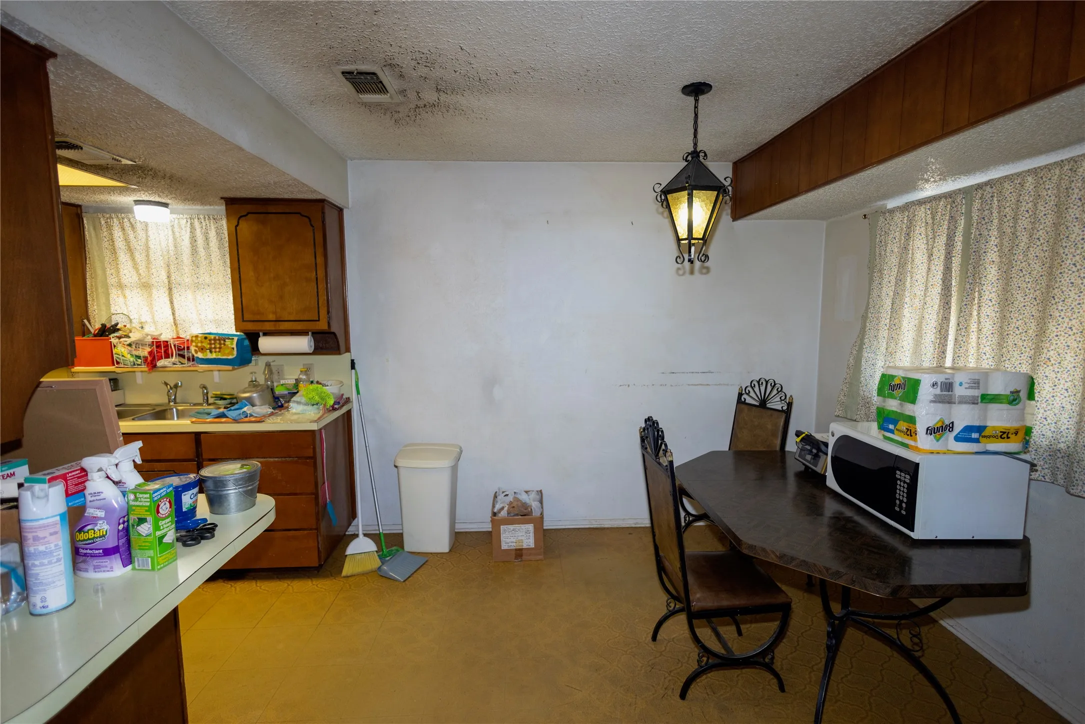 Single Family Residence For Sale in Tarrant County , 809 Lomo Street, Fort Worth, Texas 76110, 4 Bedroom, 2 Bathroom, Garage spaces, 1,503 Sqft, built in 1972, Preowned, mls#21059078, Real Estate Agent in Fort Worth, Homes For Sale in Tarrant county, Homes For Sale in Fort Worth, Realtor in Fort Worth Texas, Real Estate Brokerage Independent Realty Texas, Luminita Cordes Realtor